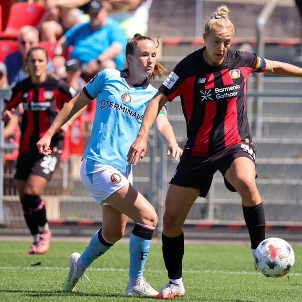 Leverkusen, Deutschland: 08.08.2026 - Saisoneröffnung / Testspiel - Bayer Leverkusen Frauen vs. Feyenoord Rotterdam Frauen Im Bild: v.li. die Zweite Carolin Simon Leverkusen im Zweikampf *** Leverkusen, Germany, August 8, 2026 Season opener: Friendly match between Bayer Leverkusen Women and Feyenoord Rotterdam Women. Pictured, from left, is Carolin Simon of Leverkusen in a tackle. Copyright: HMBxMedia/MadeleinexFantini