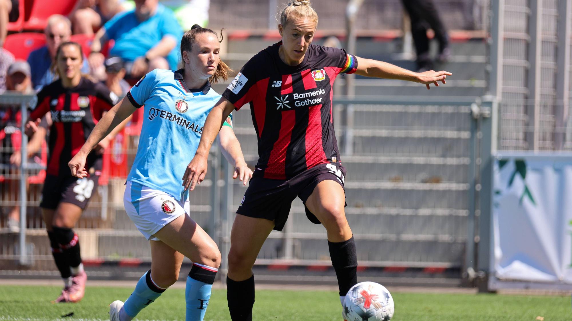 Leverkusen, Deutschland: 08.08.2026 - Saisoneröffnung / Testspiel - Bayer Leverkusen Frauen vs. Feyenoord Rotterdam Frauen Im Bild: v.li. die Zweite Carolin Simon Leverkusen im Zweikampf *** Leverkusen, Germany, August 8, 2026 Season opener: Friendly match between Bayer Leverkusen Women and Feyenoord Rotterdam Women. Pictured, from left, is Carolin Simon of Leverkusen in a tackle. Copyright: HMBxMedia/MadeleinexFantini