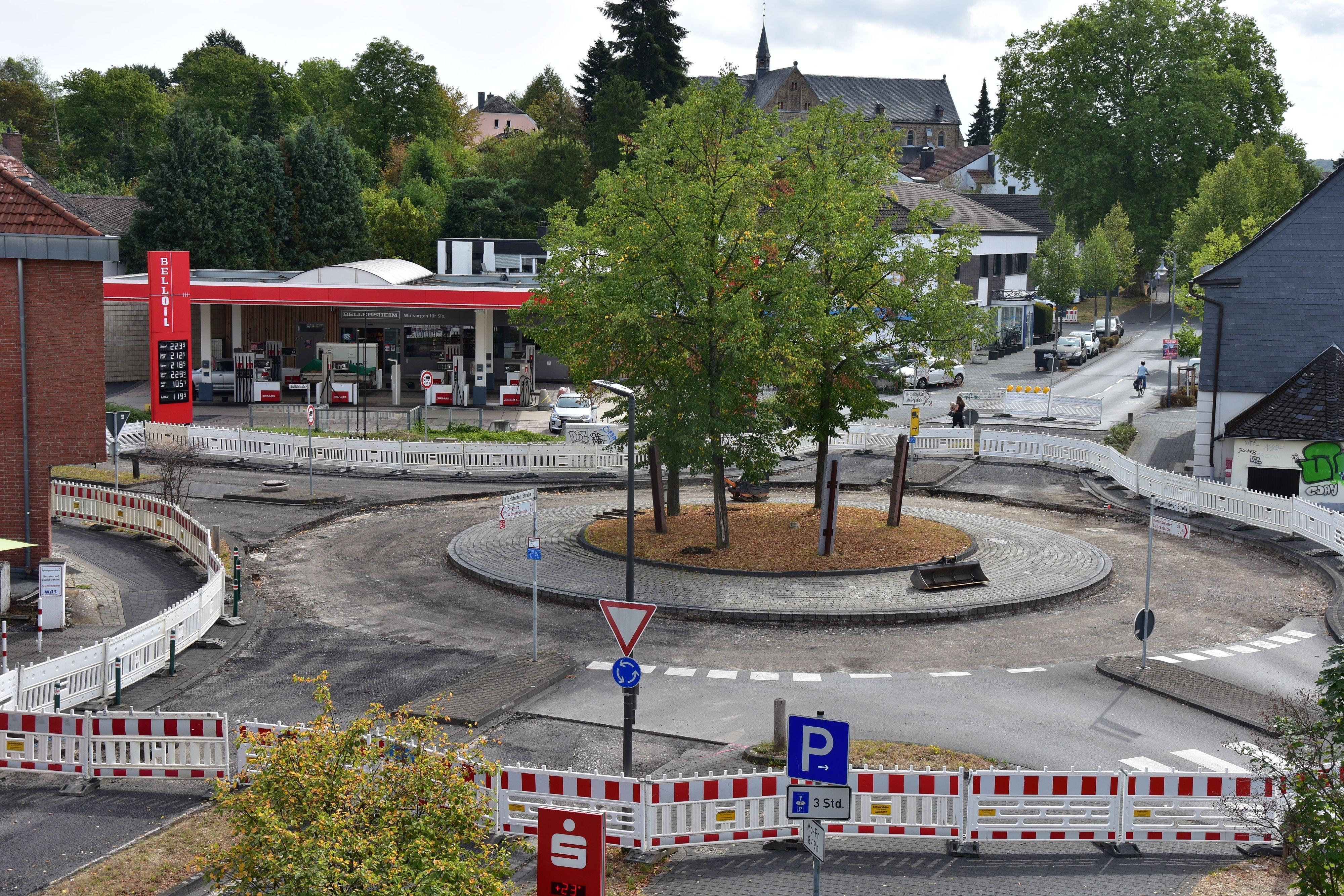 Am Warther Kreisel treffen sich Frankfurter Straße, Wippenhohner Straße und Bröltalstraße. Zwei Wochen lang ist er komplett gesperrt.