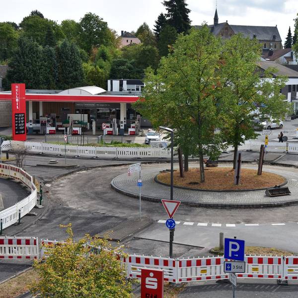 Am Warther Kreisel treffen sich Frankfurter Straße, Wippenhohner Straße und Bröltalstraße. Zwei Wochen lang ist er komplett gesperrt.