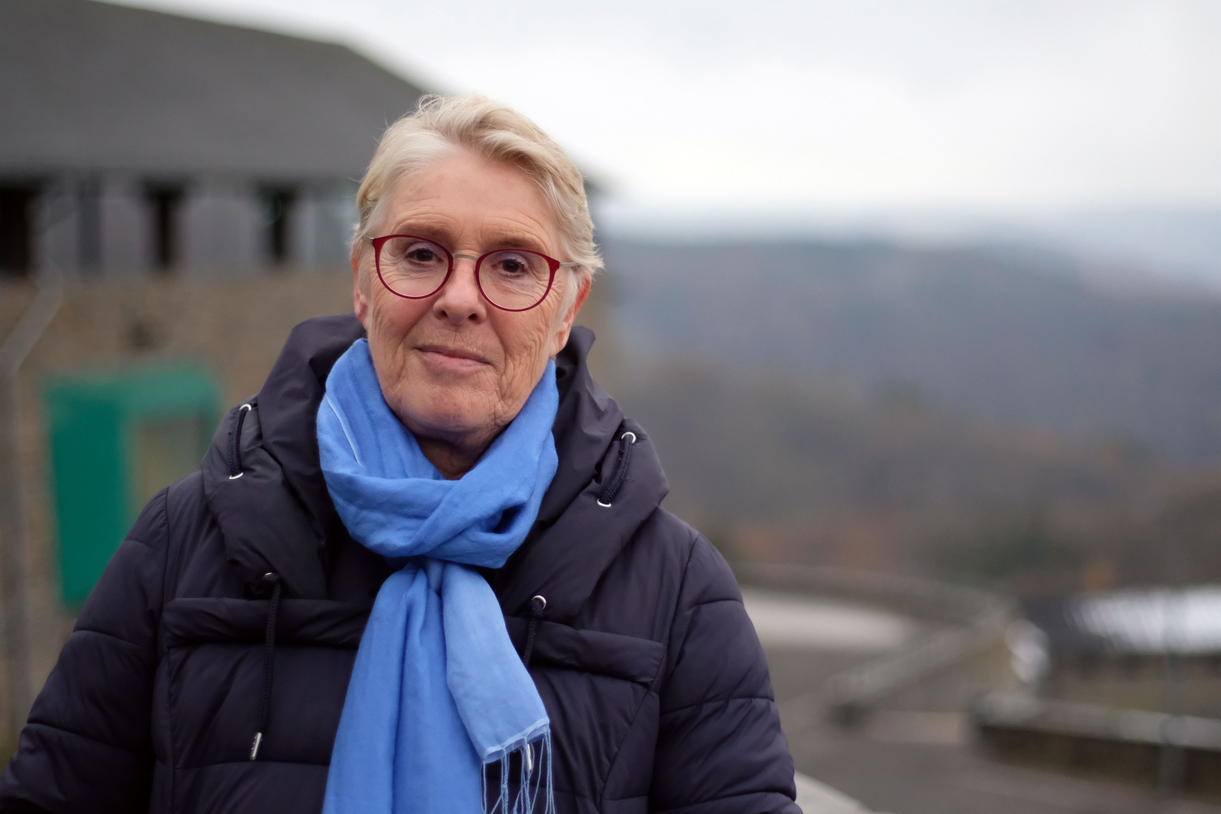Hinter Anna-Maria Caspari ist leicht unscharf die Kulisse der Ordensburg Vogelsang zu sehen.