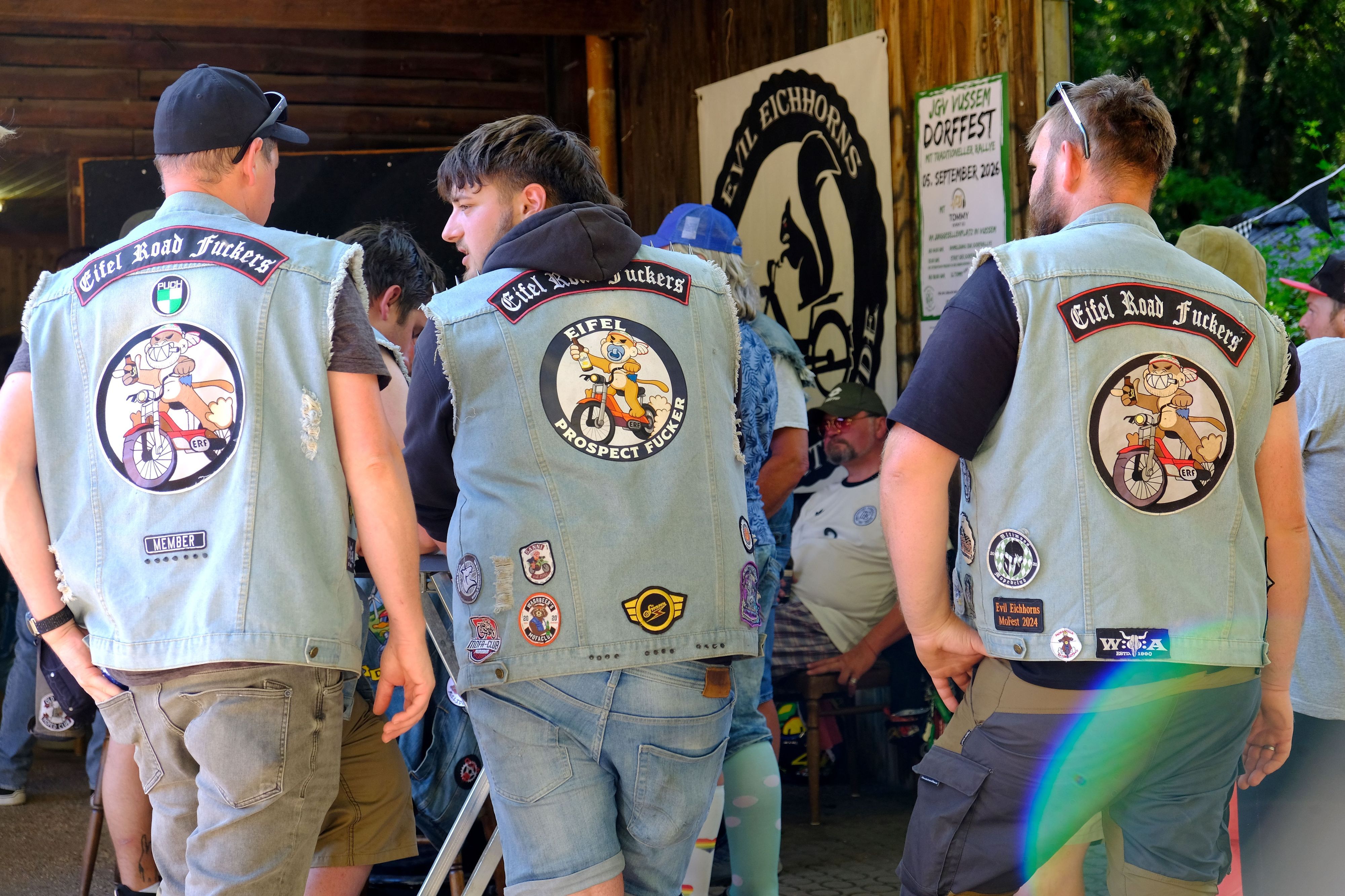 Drei Mitglieder der Eifel Road Fuckers in ihren Jeans-Westen mit Schriftzug und Vereinslogo auf dem Rücken.