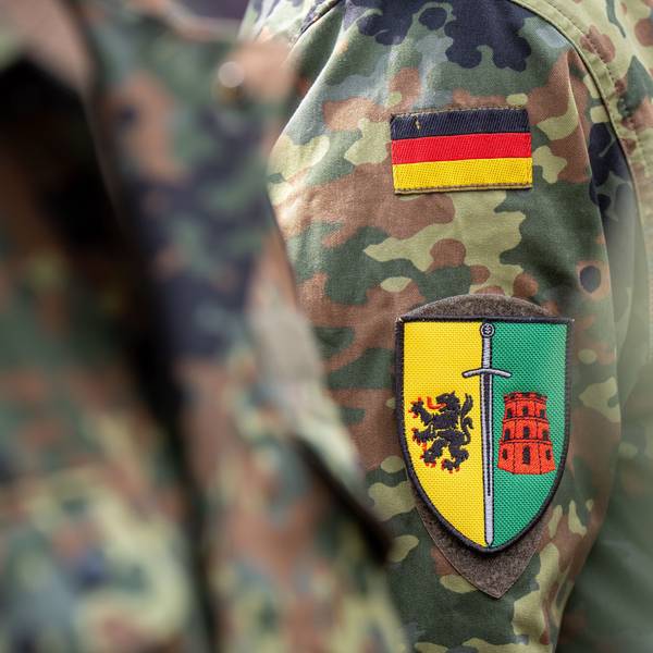Ein Bundeswehrsoldat steht mit dem Patch der Litauen-Brigade beim Aufstellungsappell der Panzerbrigade 45 in der litauischen Hauptstadt.