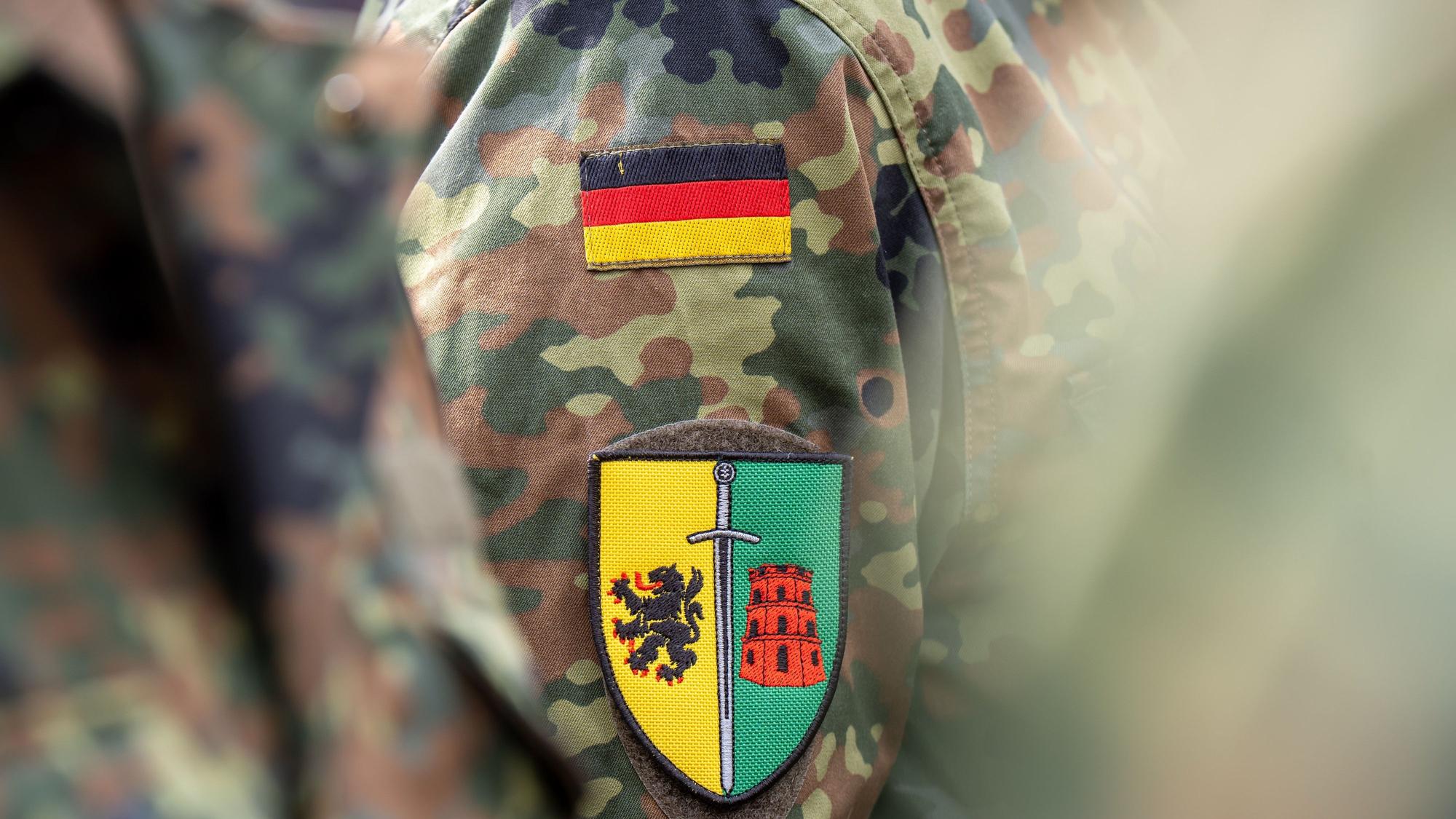 Ein Bundeswehrsoldat steht mit dem Patch der Litauen-Brigade beim Aufstellungsappell der Panzerbrigade 45 in der litauischen Hauptstadt.