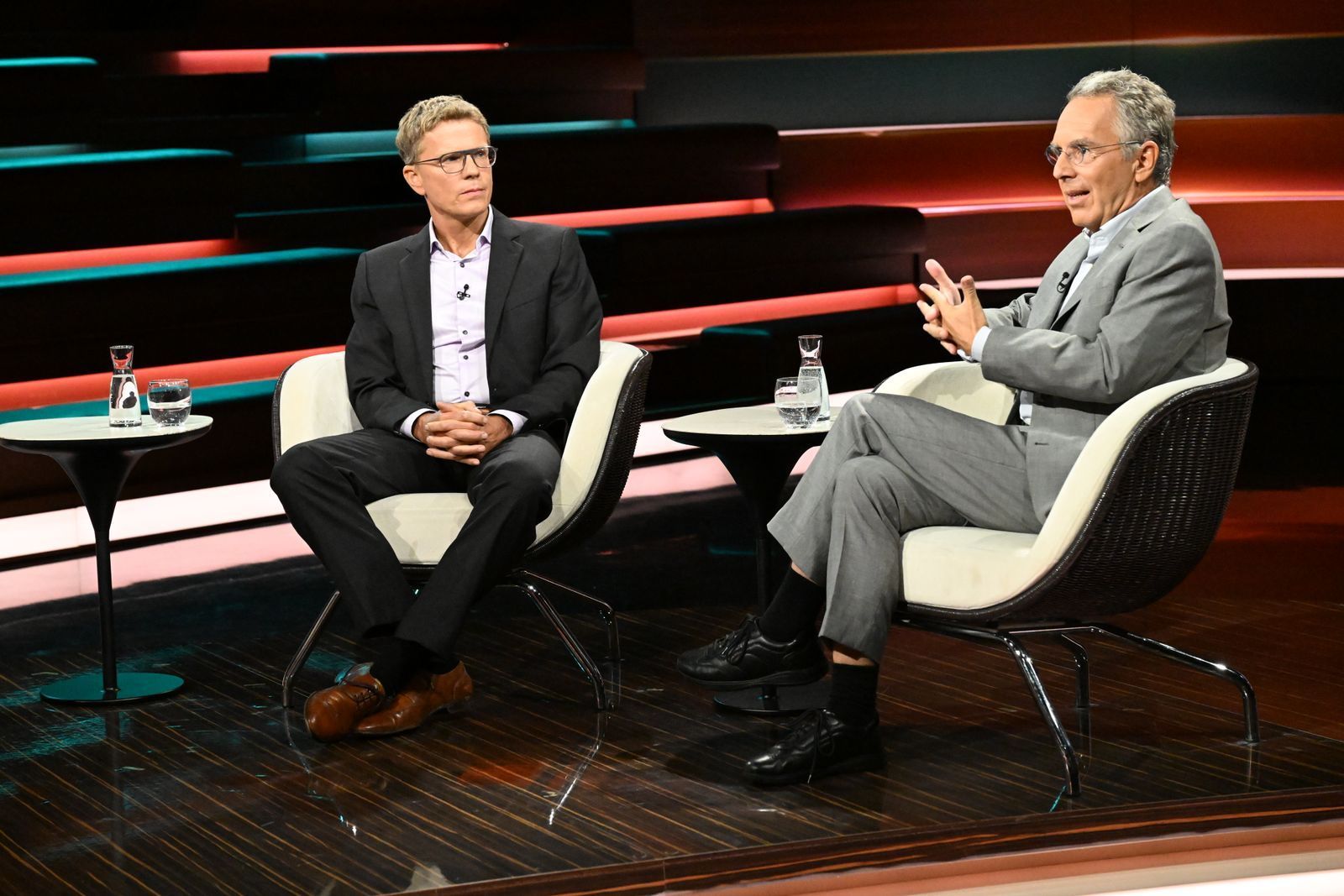 Migrationsexperte Daniel Thym (links) und Journalist Hans-Christian Rößler sprachen über die europaweiten Folgen, die die Tragödie von Ceuta nach sich ziehen könnte. (Bild: ZDF / Cornelia Lehmann)