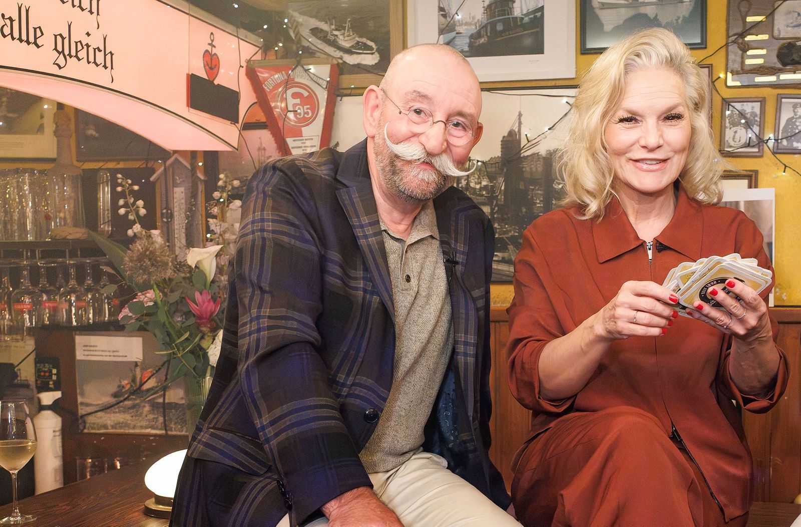 Horst Lichter ist ein Menschenfreund. Weil er Menschen gerne um sich hatte, wurde er Koch, erläuterte er Ina Müller bei seinem Besuch bei „Inas Nacht“. (Bild: NDR/ARD/Morris Mac Matzen)