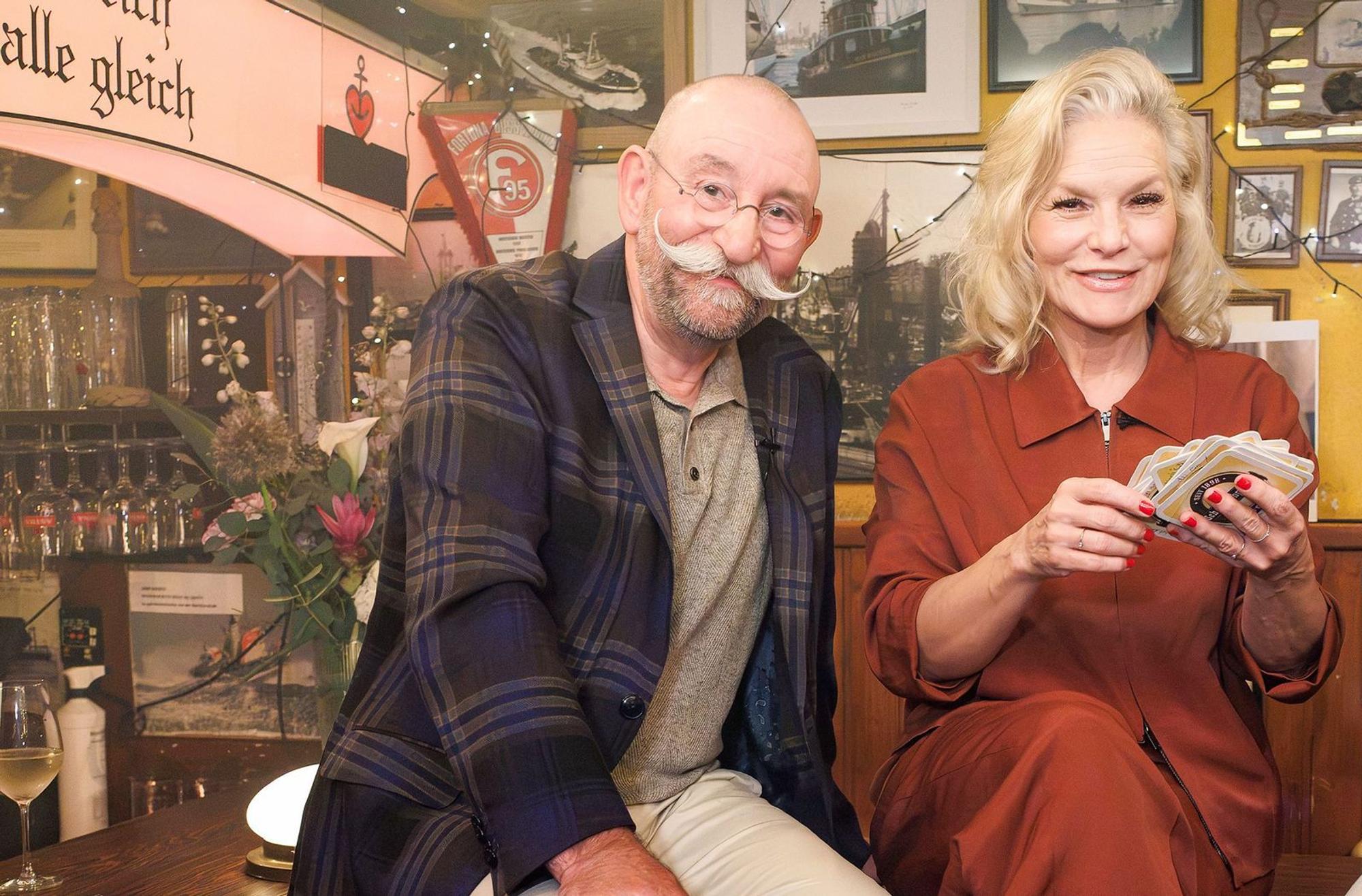 Horst Lichter ist ein Menschenfreund. Weil er Menschen gerne um sich hatte, wurde er Koch, erläuterte er Ina Müller bei seinem Besuch bei „Inas Nacht“. (Bild: NDR/ARD/Morris Mac Matzen)