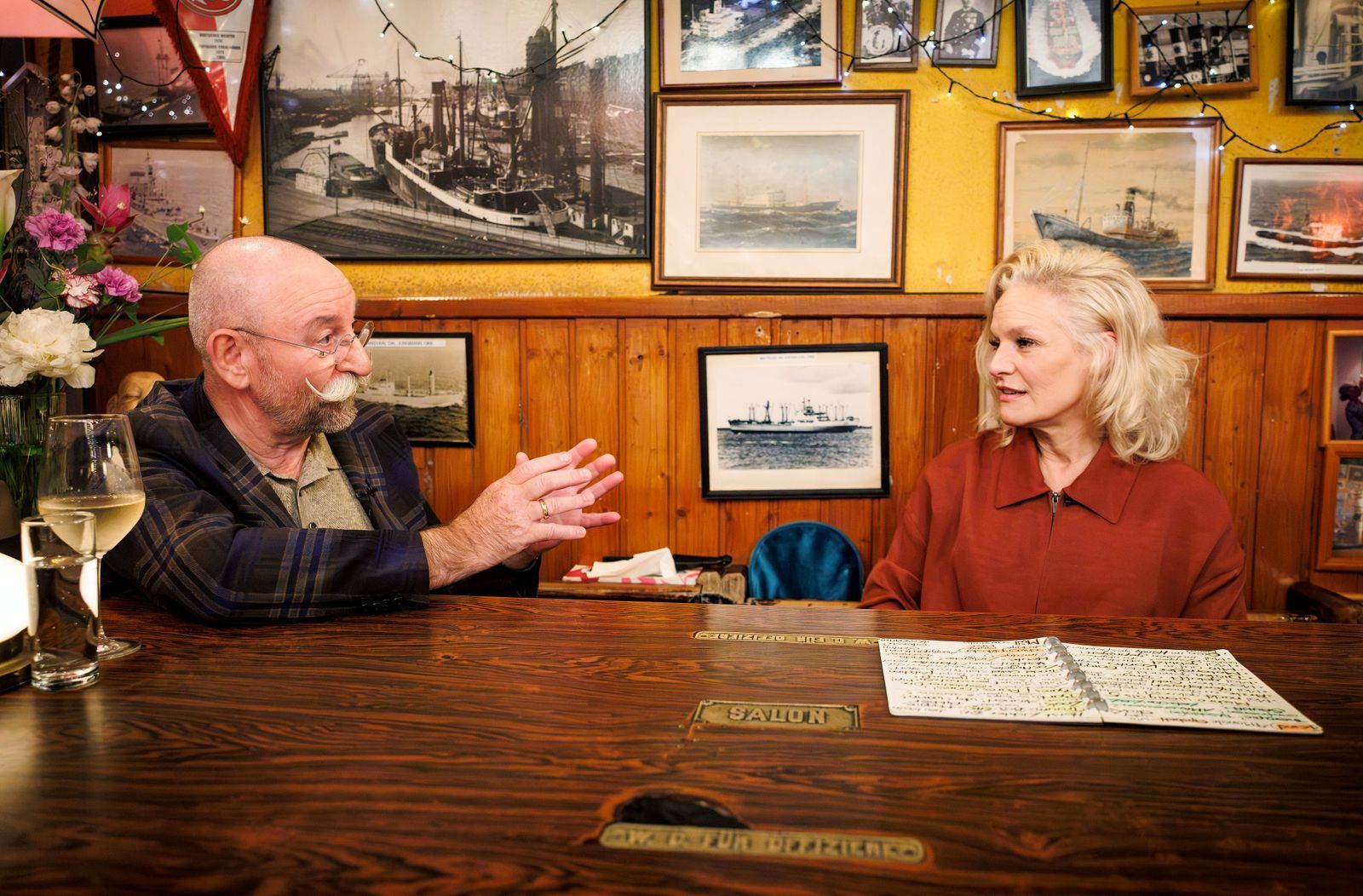 Haarige Anekdote: Horst Lichter enthüllte bei „Inas Nacht“, welcher TV-Sender ihm eins den Oberlippenbart rasieren wollte. (Bild: NDR/ARD/Morris Mac Matzen)