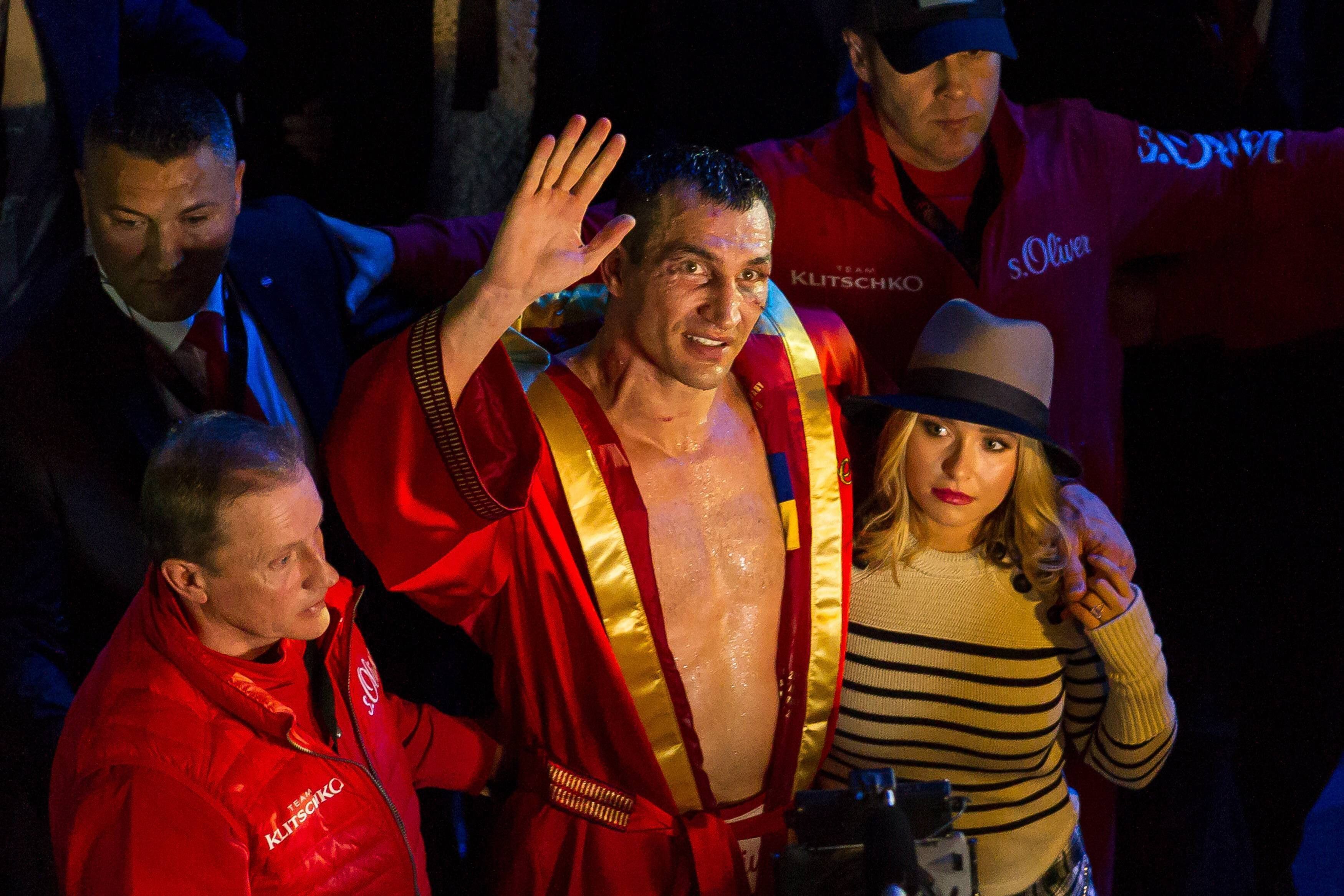 Wladimir Klitschko verlässt mit seiner Verlobten Hayden Panettiere 2015 nach einem Kampf die Halle in Düsseldorf.