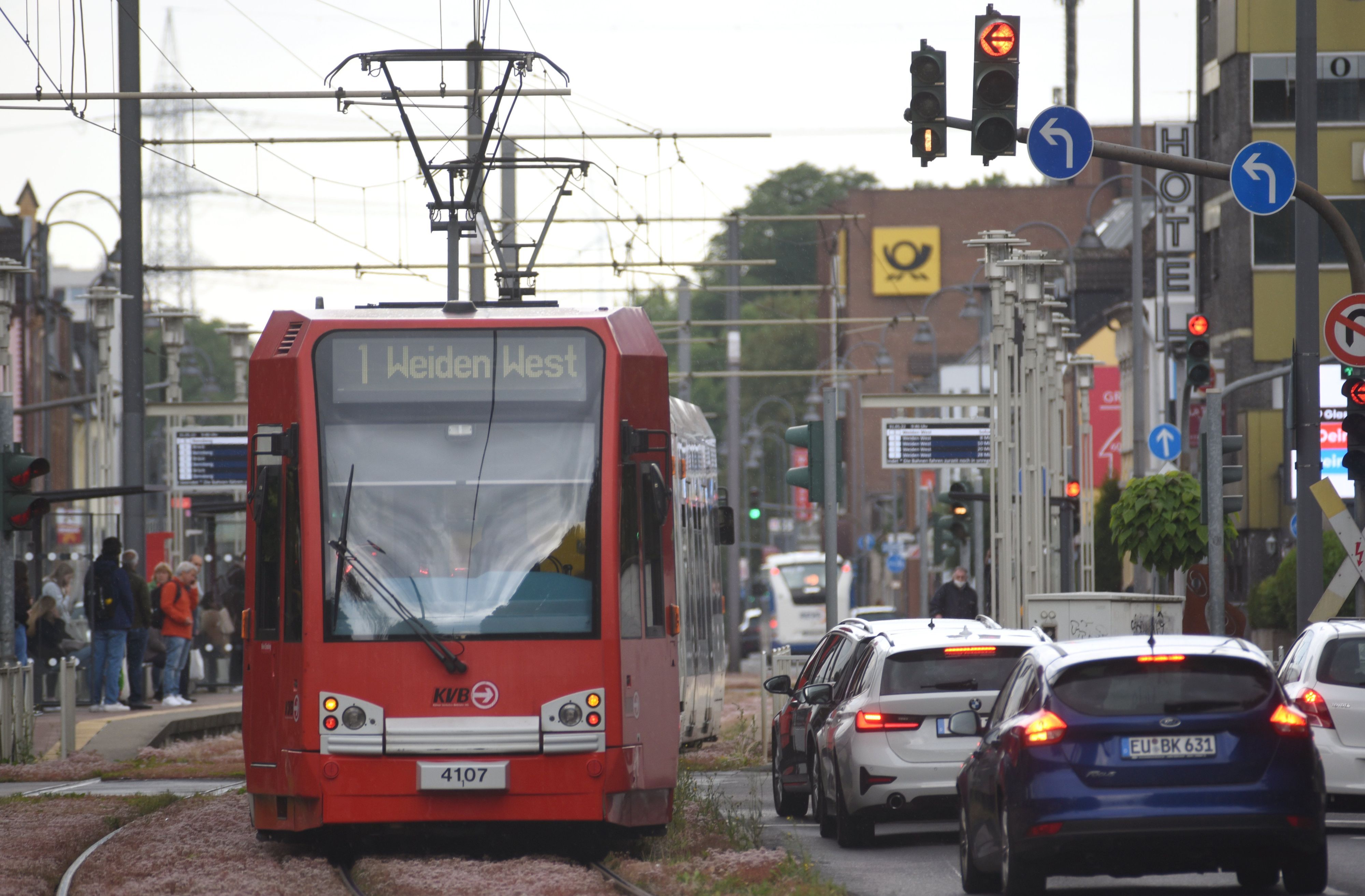 Eine KVB-Bahn mit Ziel „Weiden West“ fährt durch Köln.
