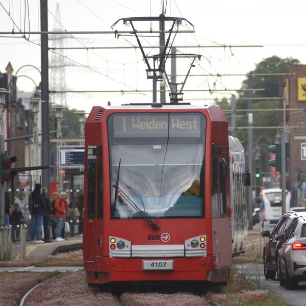 Eine KVB-Bahn mit Ziel „Weiden West“ fährt durch Köln.