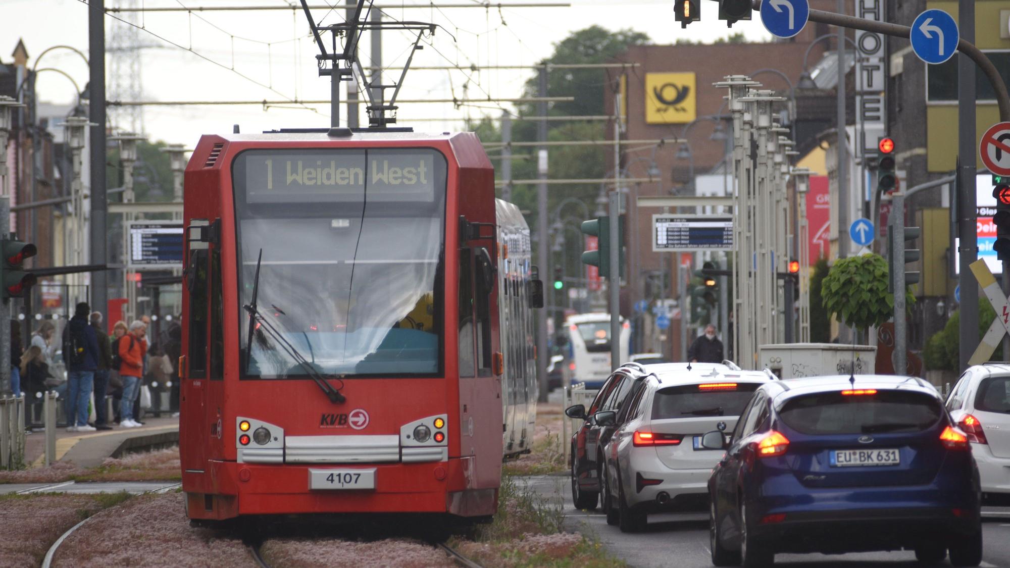 Eine KVB-Bahn mit Ziel „Weiden West“ fährt durch Köln.
