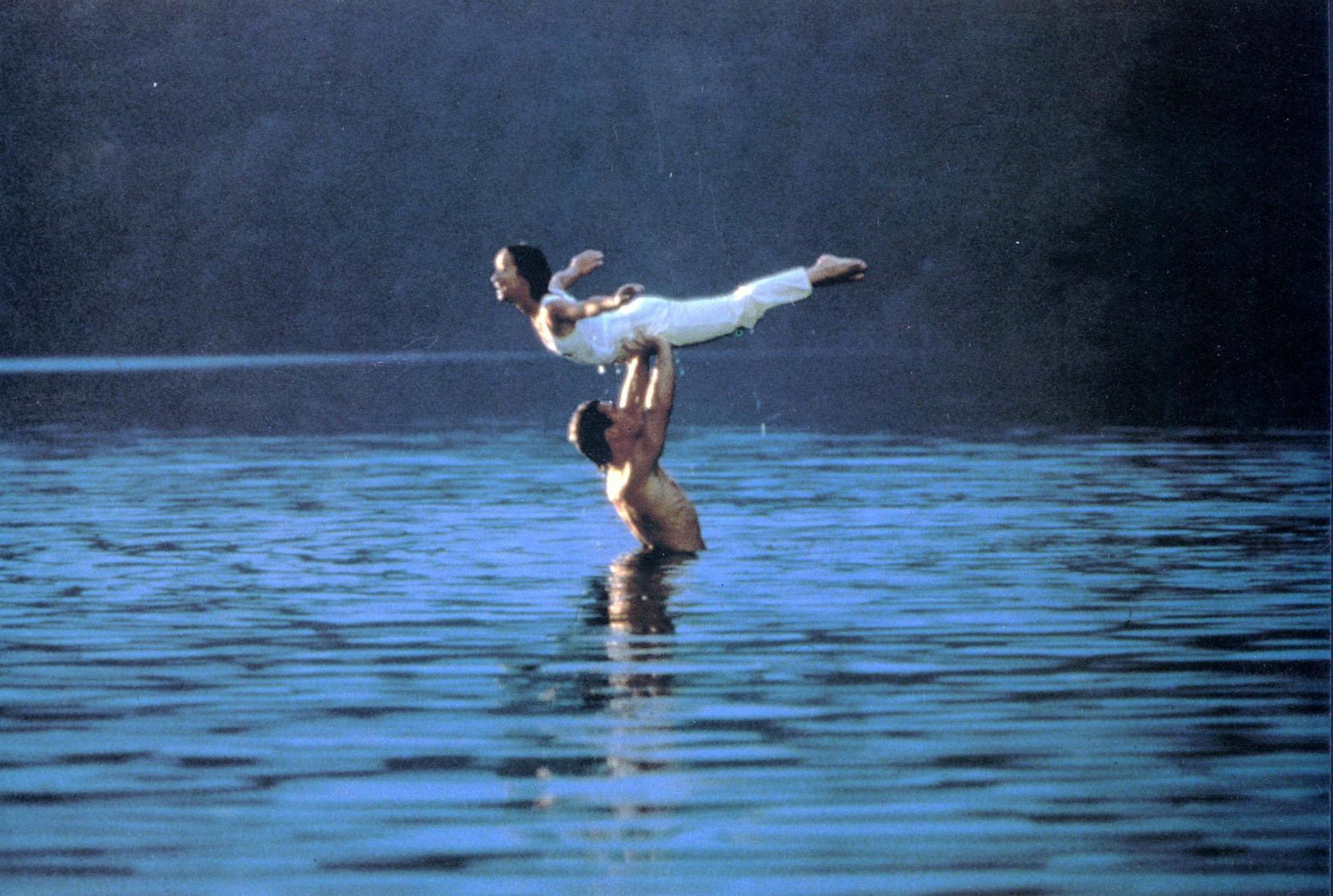 Die legendäre Hebefigur mit Jennifer Grey und Patrick Swayze - wer kennt sie nicht? (Bild:  RTL / Vestron Pictures)