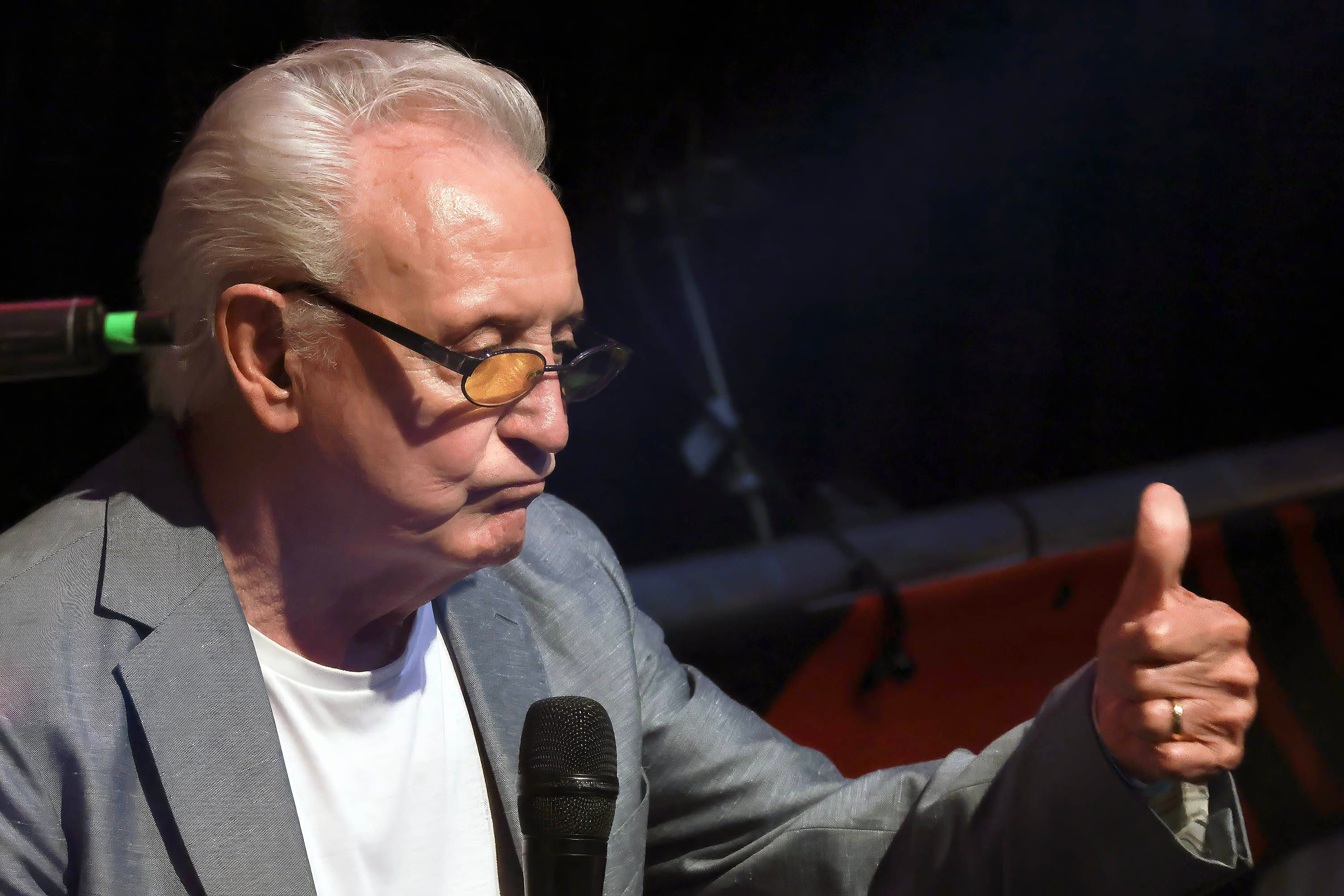 Tony Christie hebt den Daumen.
