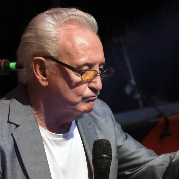 Tony Christie hebt den Daumen.