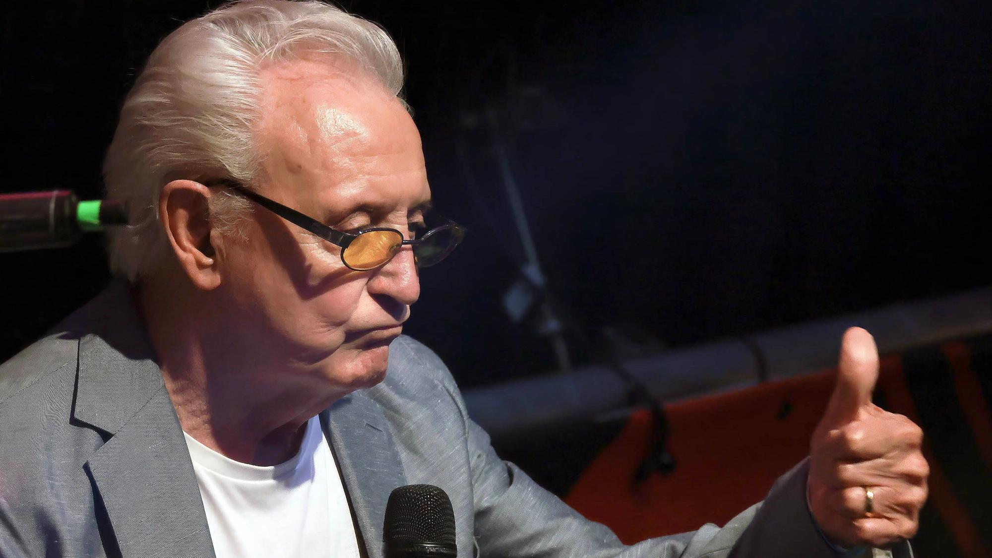 Tony Christie hebt den Daumen.