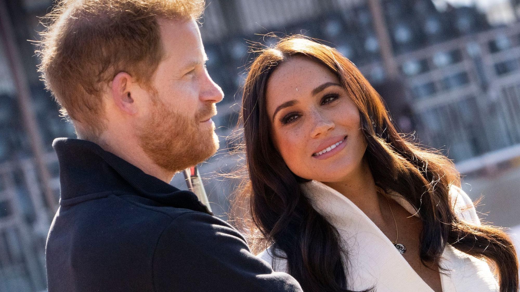 Prinz Harry und Herzogin Meghan posieren.