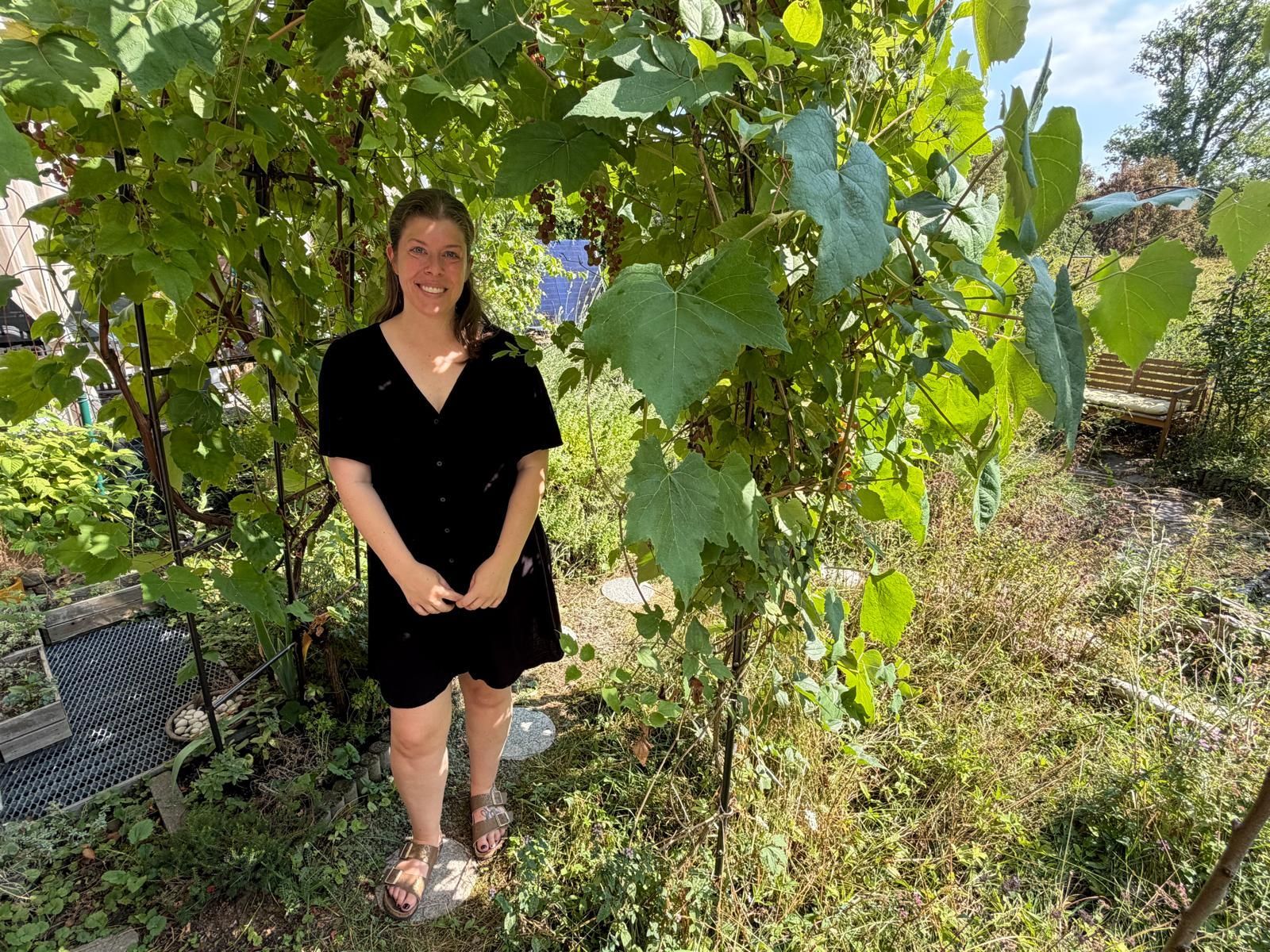 Jaqueline Blum in ihrem Naturgarten in Rheindorf: Auf 50 Quadratmetern schafft sie viele unterschiedliche Lebensräume.