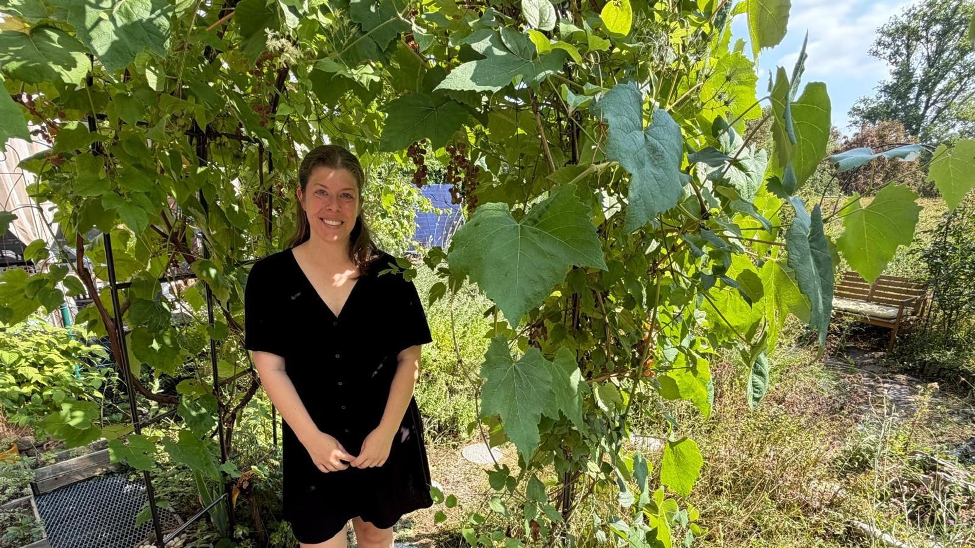 Jaqueline Blum in ihrem Naturgarten in Rheindorf: Auf 50 Quadratmetern schafft sie viele unterschiedliche Lebensräume.