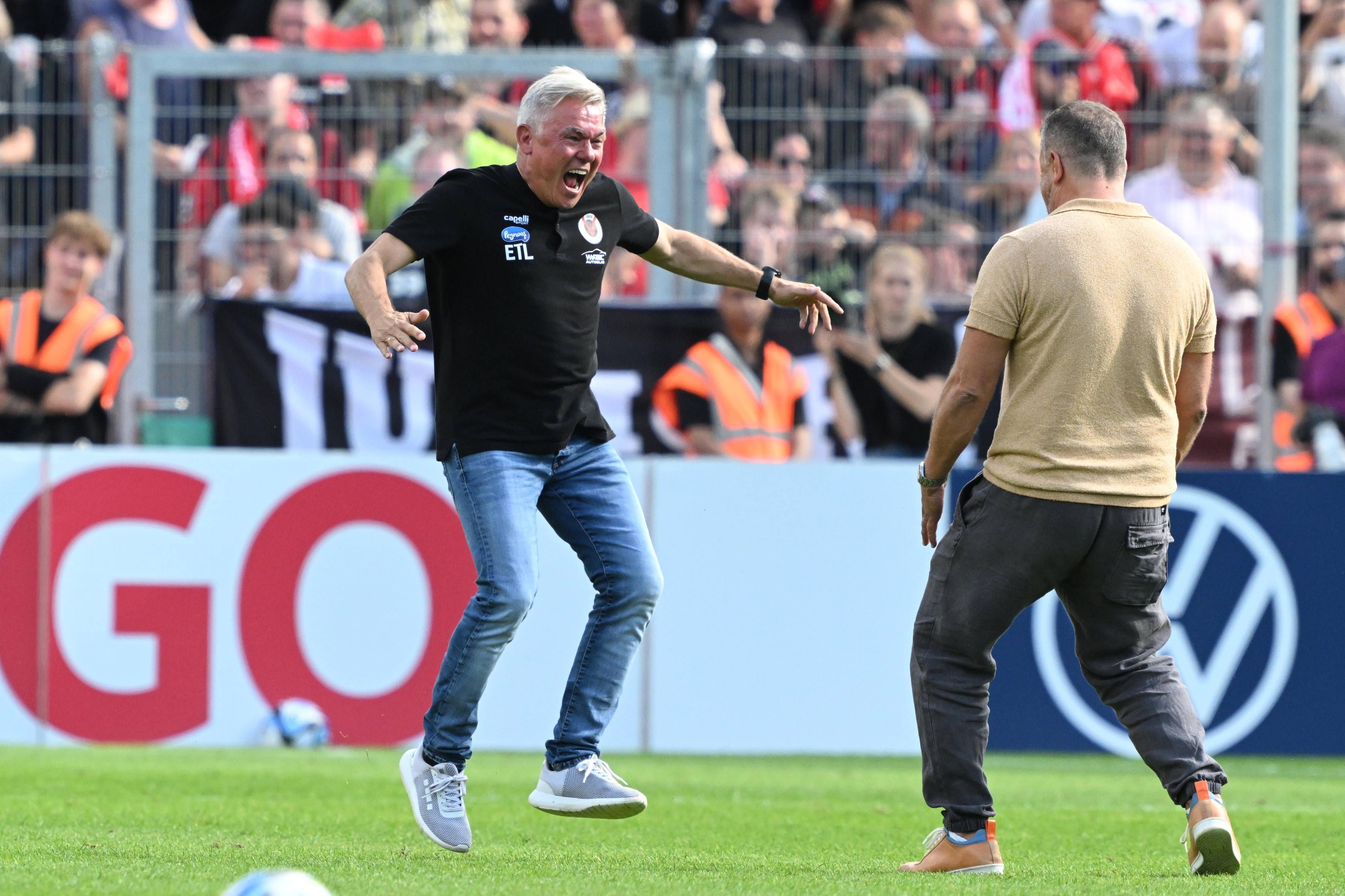 GER, DFB Pokal, 1. Hauptrunde, Viktoria Köln vs Werder Bremen, / 12.08.2023, Stadion Hoehenberg, Köln, GER, DFB Pokal, 1. Hauptrunde, Viktoria Köln vs Werder Bremen, Im Bild: Schlussjubel nach dem Sieg Olaf Janssen Viktoria Koeln, Chef-Trainer und Franz Wunderlich *** GER, DFB Pokal, 1 main round, Viktoria Köln vs Werder Bremen, 12 08 2023, Stadion Hoehenberg, Cologne, GER, DFB Pokal, 1 main round, Viktoria Köln vs Werder Bremen, In picture final cheer after victory Olaf Janssen Viktoria Koeln, head coach and Franz Wunderlich nordphotoxGmbHxx/xDenkinger nph00015
