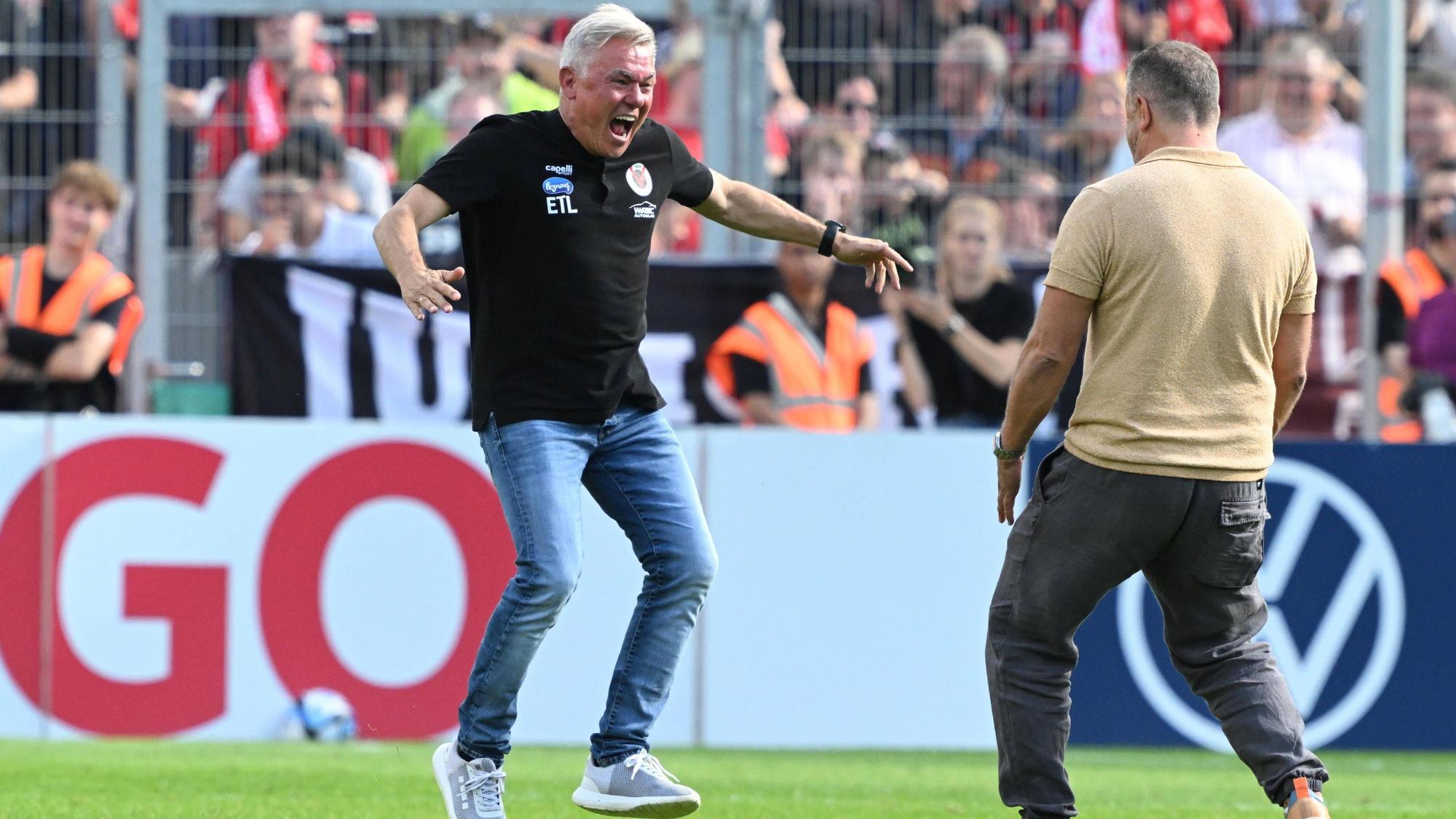 GER, DFB Pokal, 1. Hauptrunde, Viktoria Köln vs Werder Bremen, / 12.08.2023, Stadion Hoehenberg, Köln, GER, DFB Pokal, 1. Hauptrunde, Viktoria Köln vs Werder Bremen, Im Bild: Schlussjubel nach dem Sieg Olaf Janssen Viktoria Koeln, Chef-Trainer und Franz Wunderlich *** GER, DFB Pokal, 1 main round, Viktoria Köln vs Werder Bremen, 12 08 2023, Stadion Hoehenberg, Cologne, GER, DFB Pokal, 1 main round, Viktoria Köln vs Werder Bremen, In picture final cheer after victory Olaf Janssen Viktoria Koeln, head coach and Franz Wunderlich nordphotoxGmbHxx/xDenkinger nph00015
