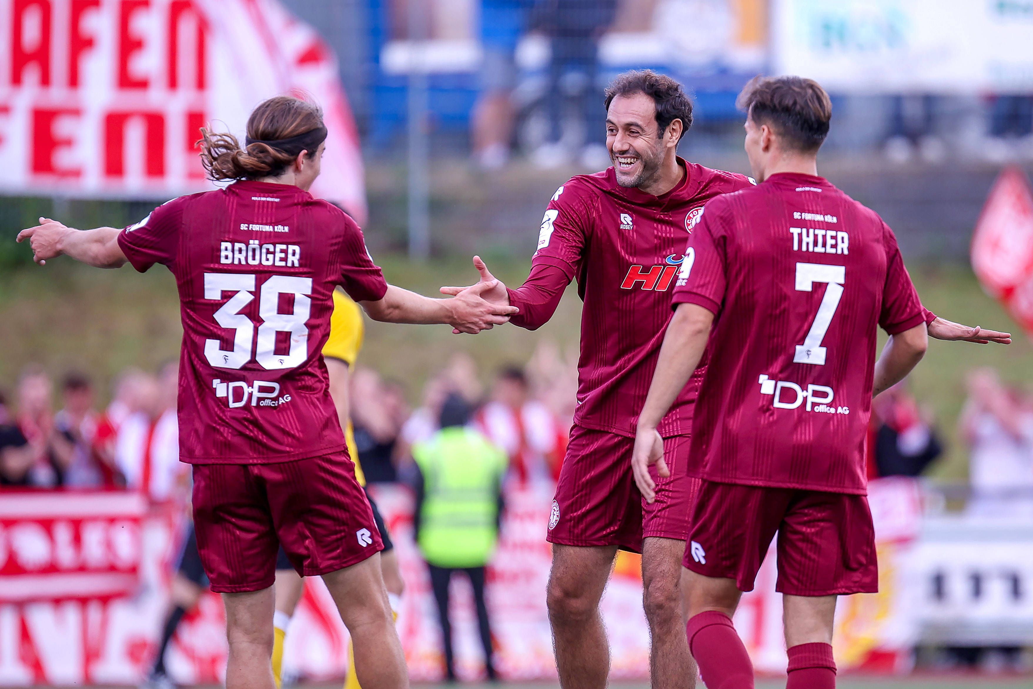 Doppeltorschütze Hamadi Al Ghaddioui (m.) bejubelt seinen ersten Treffer im Spiel gegen Hohkeppel.