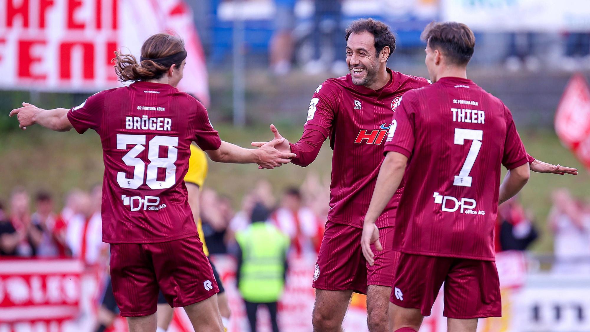 Doppeltorschütze Hamadi Al Ghaddioui (m.) bejubelt seinen ersten Treffer im Spiel gegen Hohkeppel.