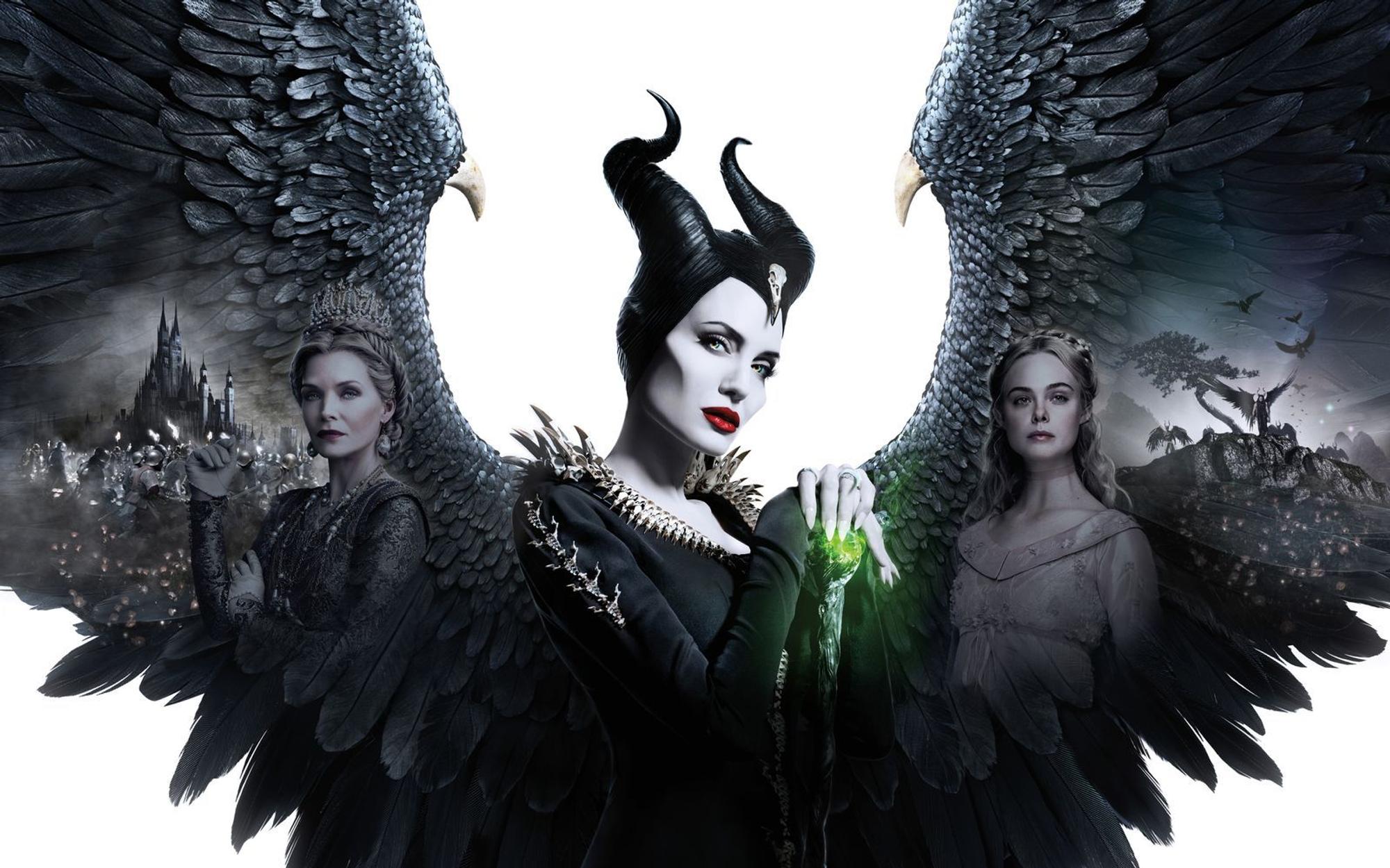 In „Maleficent: Mächte der Finsternis“ stellt sich die durchtriebene Königin Ingrith (Michelle Pfeiffer, von links) zwischen die Fee Maleficent (Angelina Jolie) und ihre Patentochter Aurora (Elle Fanning). (Bild: 2019 Disney Enterprises Inc. )