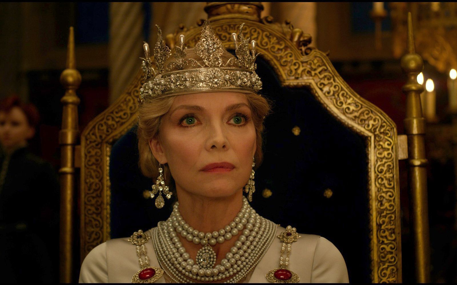 Königin Ingrith (Michelle Pfeiffer) macht gute Miene zum bösen Spiel. (Bild: 2019 Disney Enterprises Inc.)