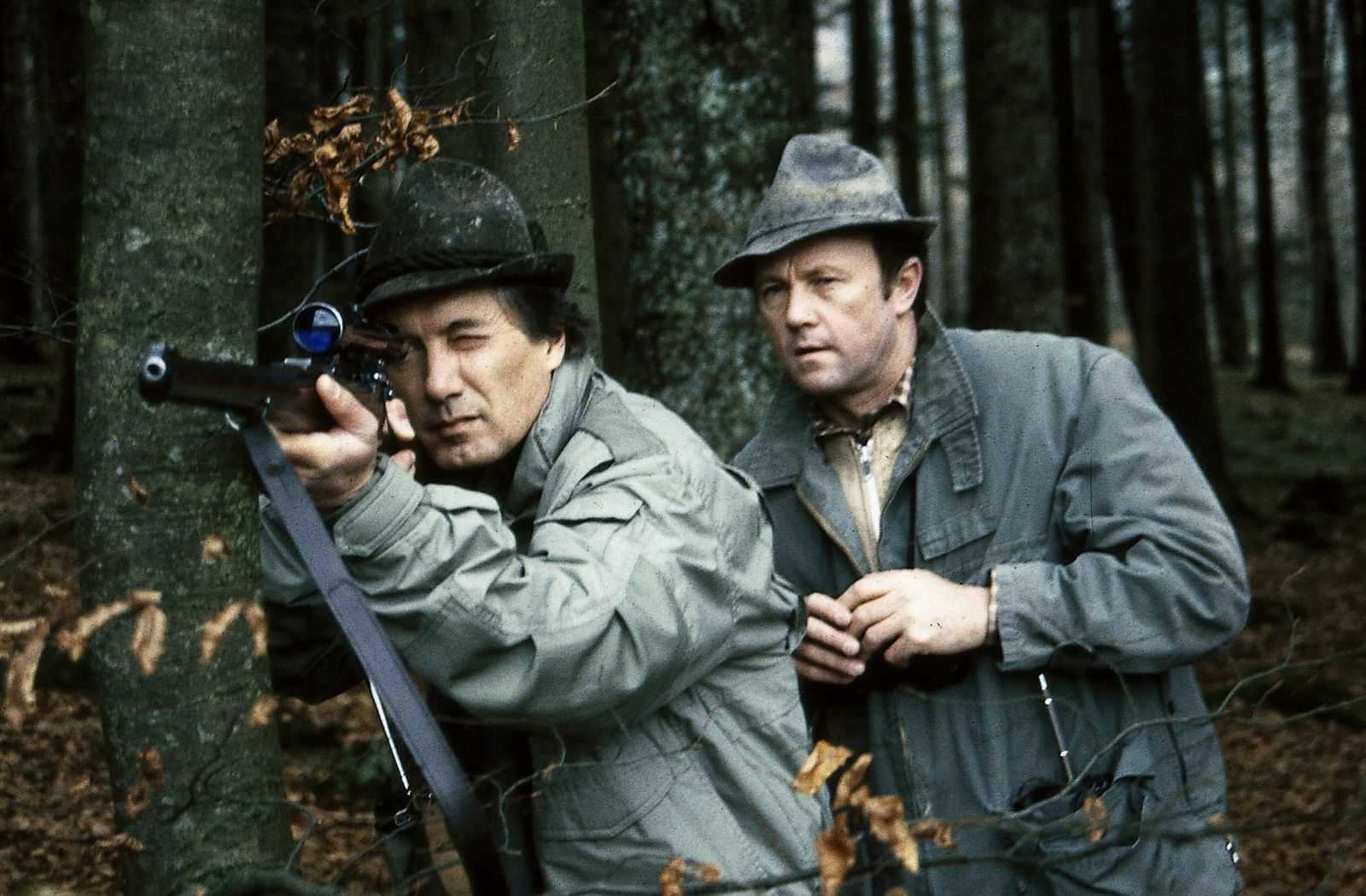 Er ist der treueste Begleiter der Förster in Küblach: Waldarbeiter Franz Breitkreuz (Hans Stadlbauer, rechts). (Bild: ZDF/Karl Reiter)