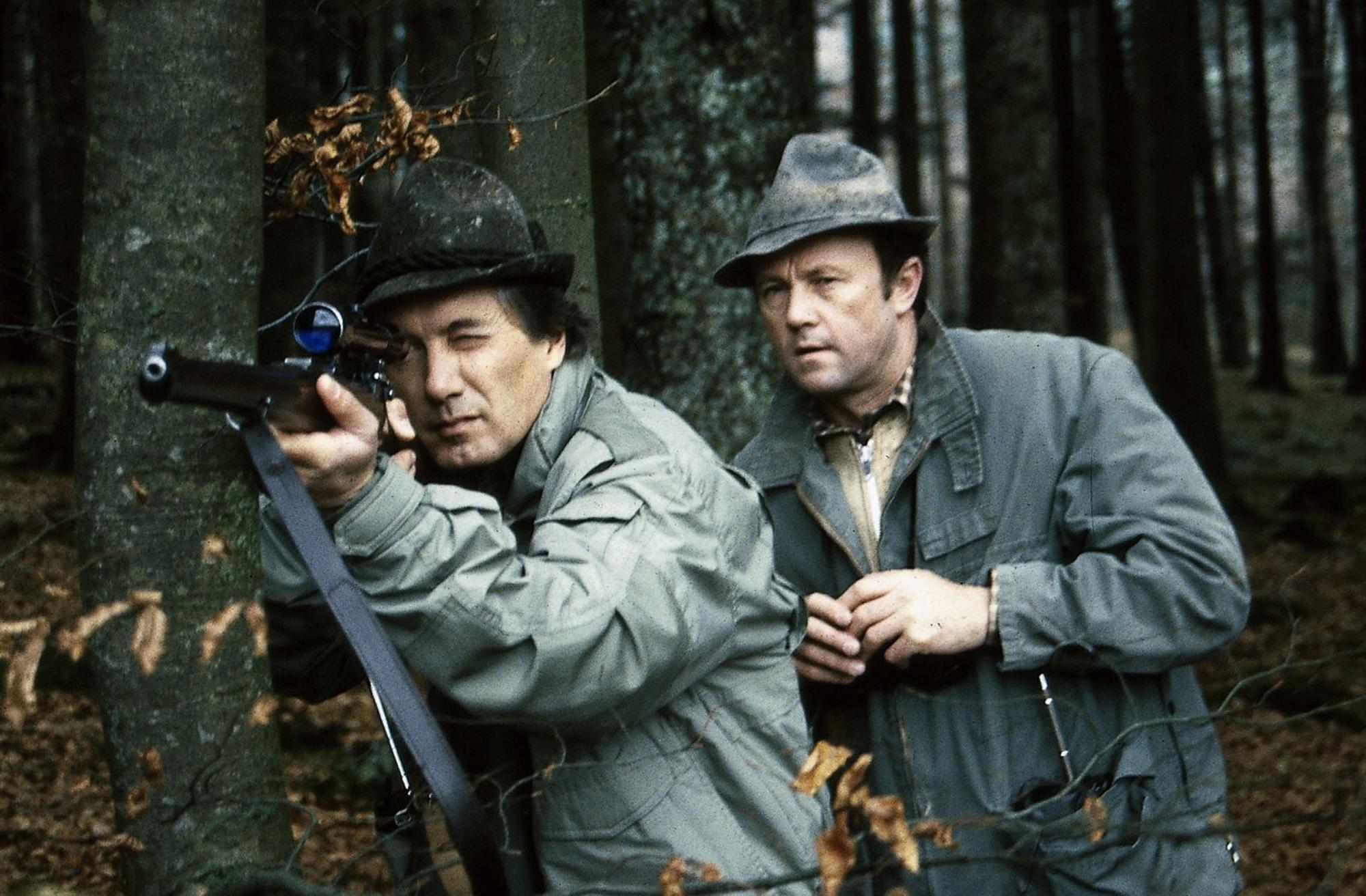 Er ist der treueste Begleiter der Förster in Küblach: Waldarbeiter Franz Breitkreuz (Hans Stadlbauer, rechts). (Bild: ZDF/Karl Reiter)
