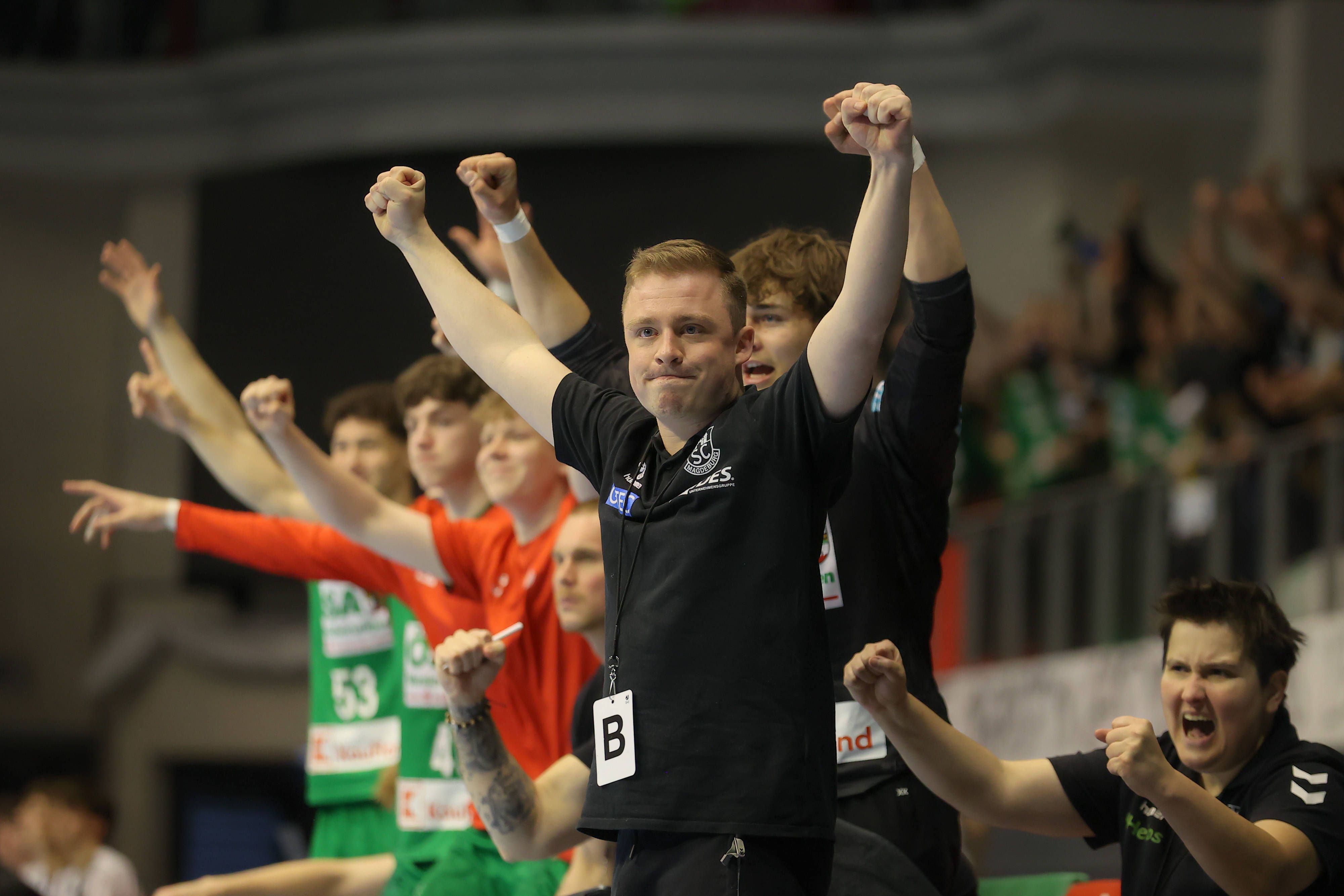 08.05.2026, xtgx, Handball, A-Junioren-Bundesliga, Finale um die deutsche Meisterschaft, SC Magdeburg - THW Kiel v.l. Aaron Hahn Magdeburg, Trainer Jubel, Torjubel, jubelt ueber das Tor, celebrate the goal, celebration Magdeburg *** 08 05 2026, xtgx, Handball, A Junior Bundesliga, Final for the German Championship, SC Magdeburg THW Kiel v l Aaron Hahn Magdeburg, coach jubilation, goal celebration, celebrate the goal, celebration Magdeburg