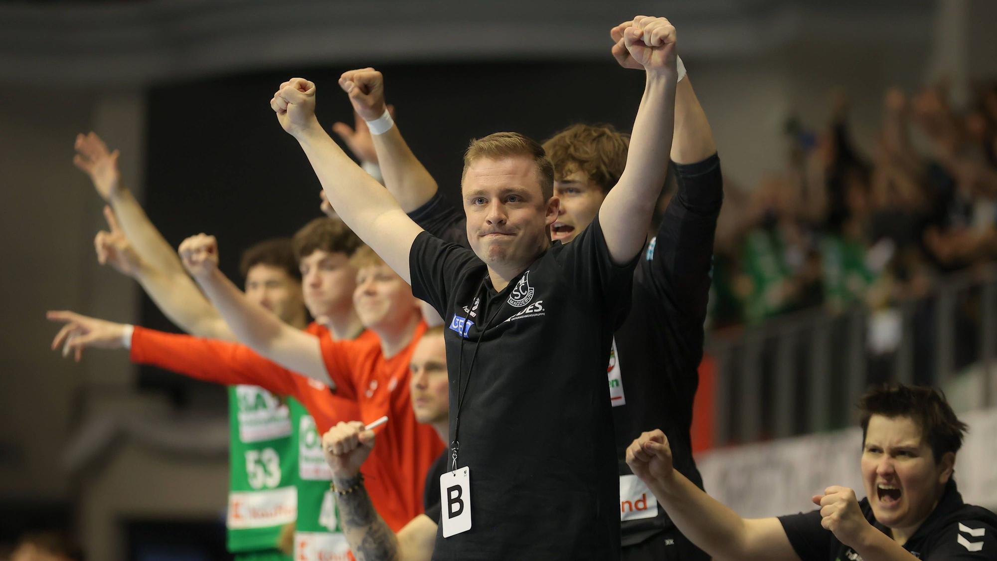 08.05.2026, xtgx, Handball, A-Junioren-Bundesliga, Finale um die deutsche Meisterschaft, SC Magdeburg - THW Kiel v.l. Aaron Hahn Magdeburg, Trainer Jubel, Torjubel, jubelt ueber das Tor, celebrate the goal, celebration Magdeburg *** 08 05 2026, xtgx, Handball, A Junior Bundesliga, Final for the German Championship, SC Magdeburg THW Kiel v l Aaron Hahn Magdeburg, coach jubilation, goal celebration, celebrate the goal, celebration Magdeburg