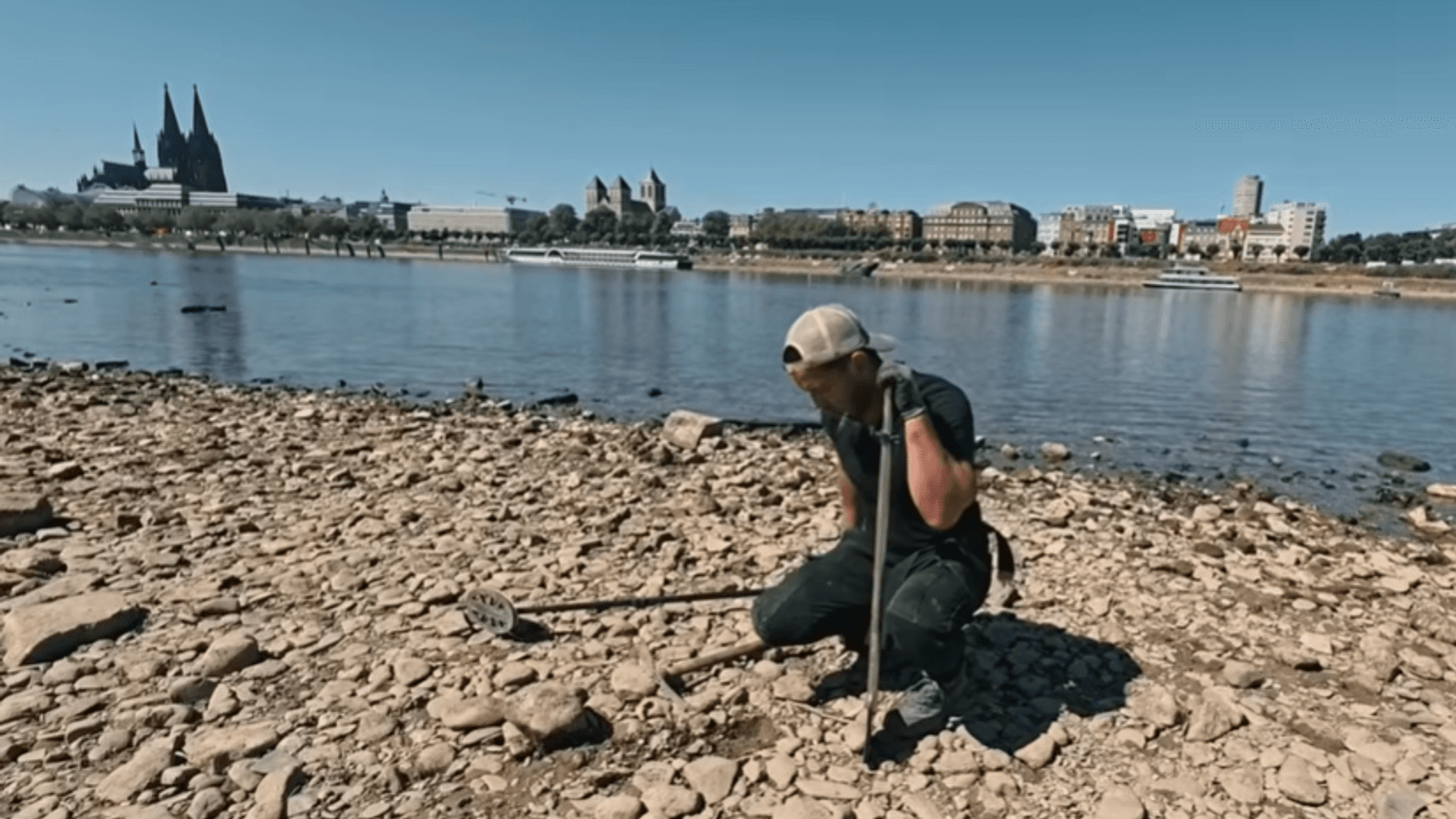 Schatzsucher Carsten Konze im ausgetrockneten Flussbett des Rheins in Köln.