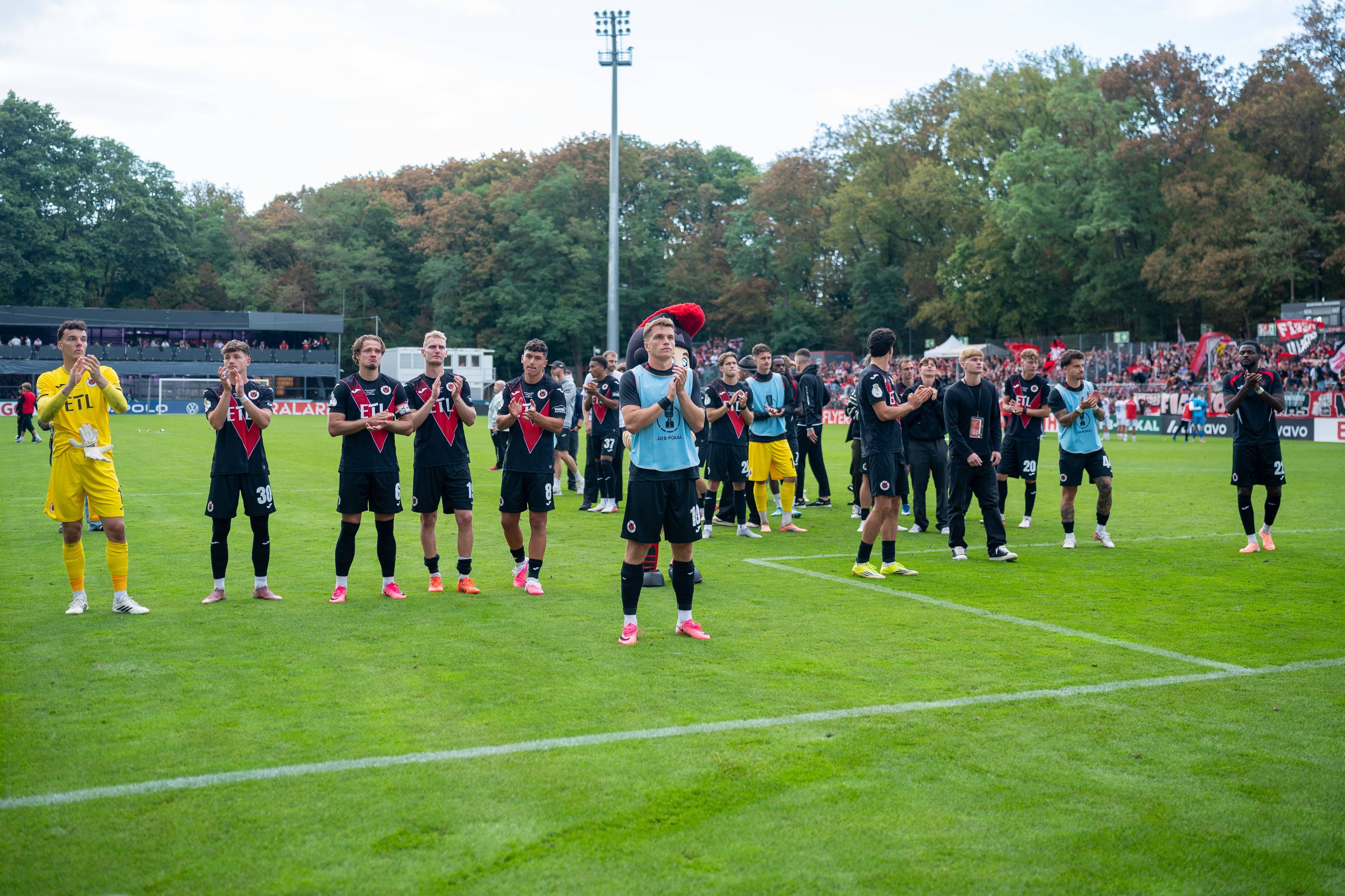 Die Kölner Spieler bedanken sich bei ihren Fans für die Unterstützung.
