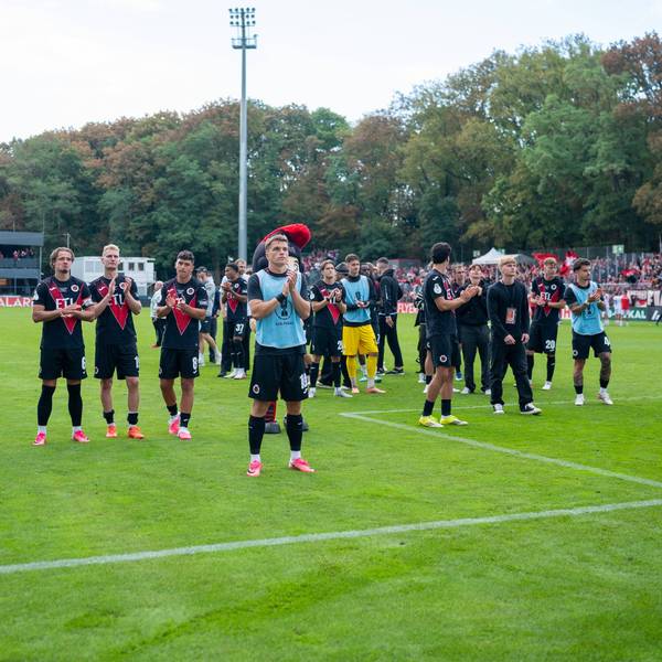 Die Kölner Spieler bedanken sich bei ihren Fans für die Unterstützung.
