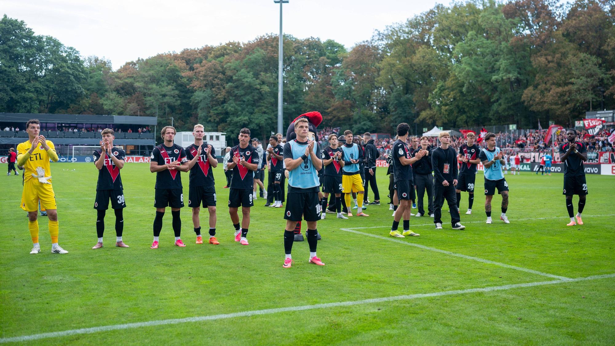 Die Kölner Spieler bedanken sich bei ihren Fans für die Unterstützung.