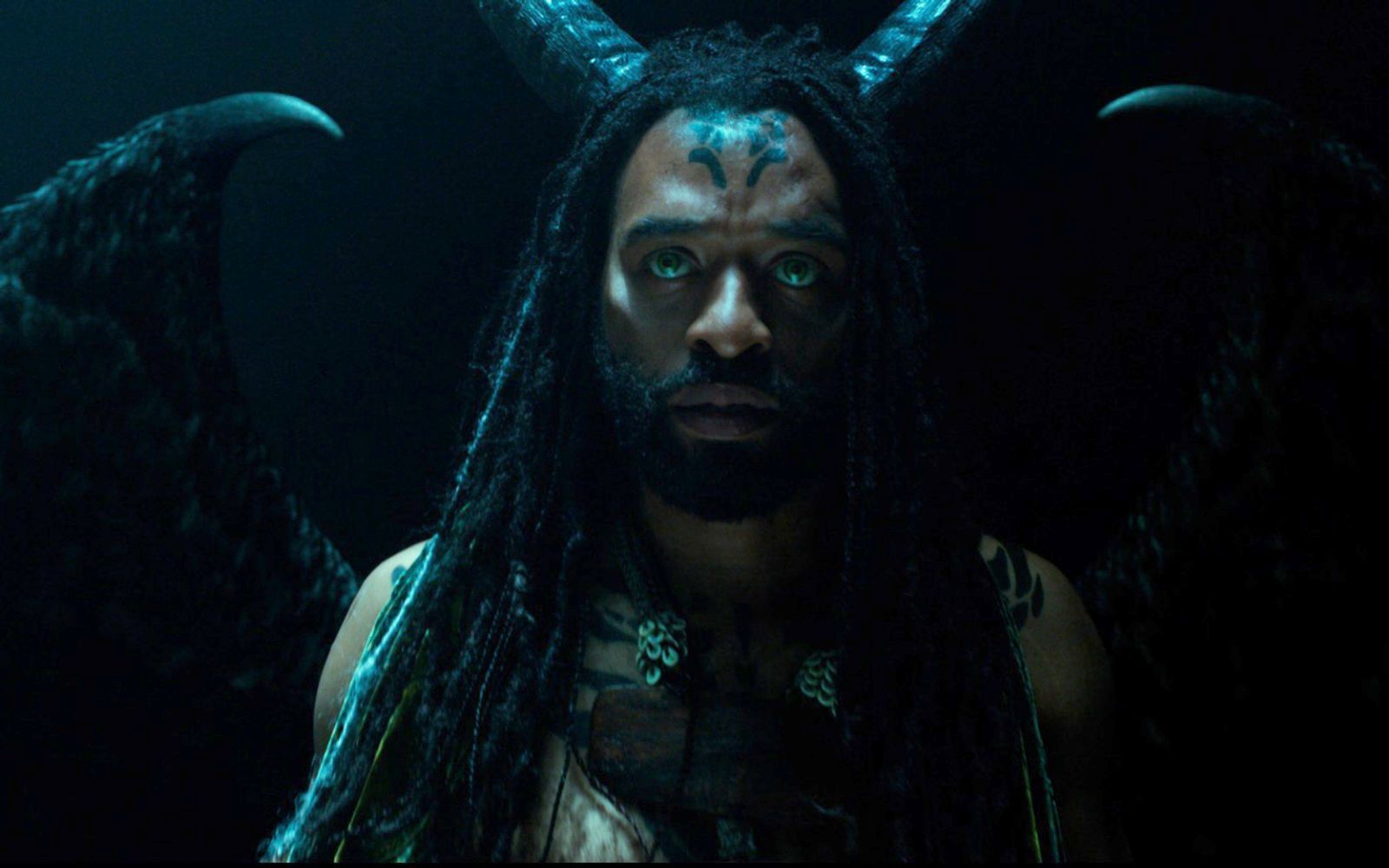 Conall (Chiwetel Ejiofor) glaubt an ein friedliches Zusammenleben von Feen und Menschen. (Bild: 2019 Disney Enterprises Inc. )