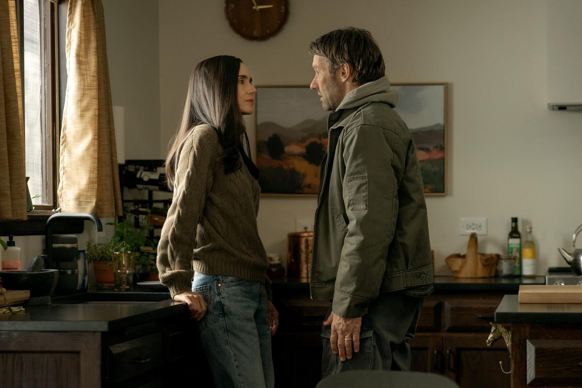 Zunehmend paranoid: Manchmal weiß Daniela (Jennifer Connelly) nicht, ob sie der richtigen Version von Jason (Joel Edgerton) gegenübersteht. (Bild: Apple TV/Sandy Morris)