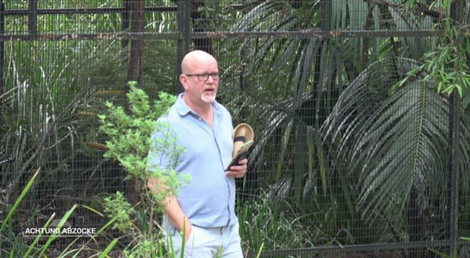 TV-Moderator ist von seiner Wildlifepark-Erfahrung sichtlich schockiert. (Bild: Joyn)