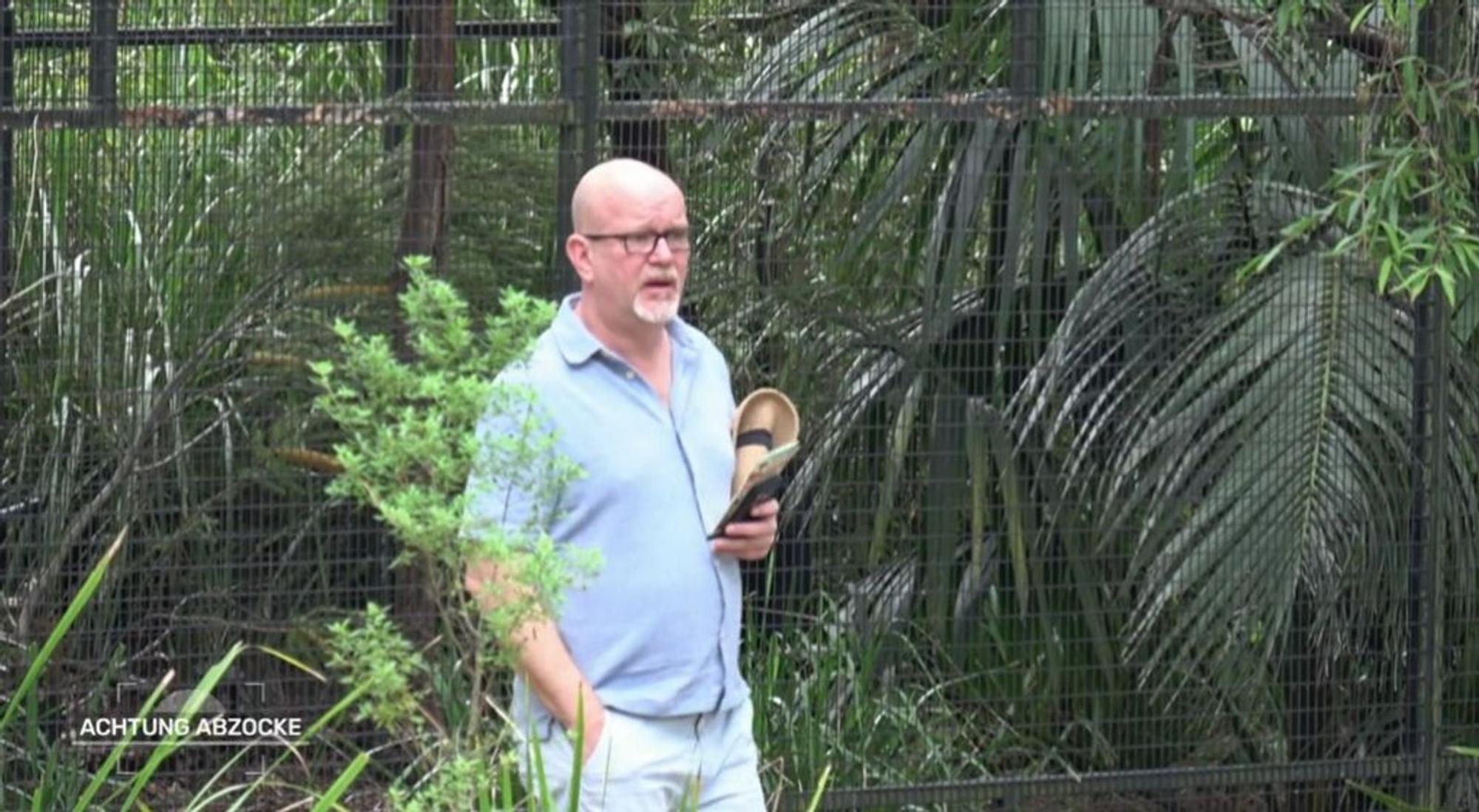 TV-Moderator ist von seiner Wildlifepark-Erfahrung sichtlich schockiert. (Bild: Joyn)