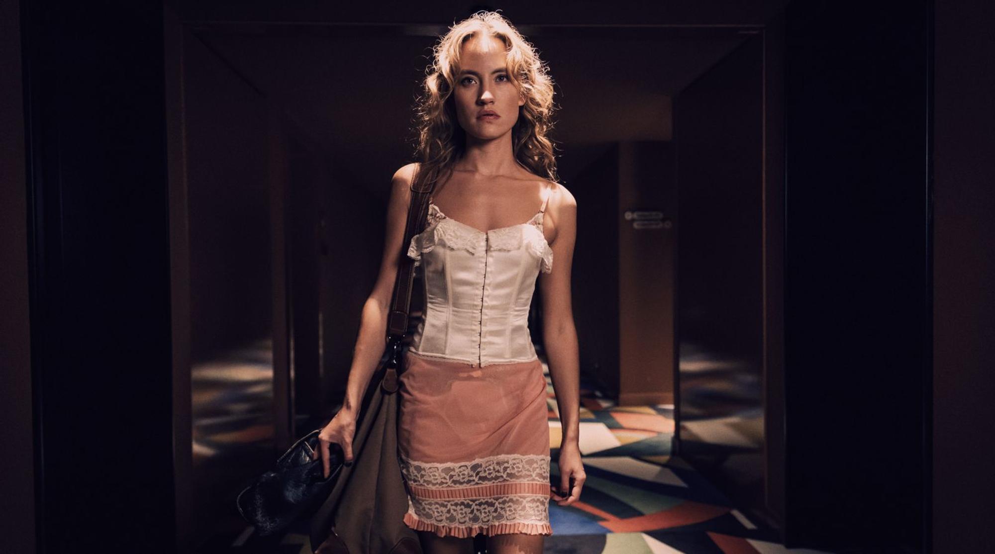Nelly (Ella Morgen) wird in der ARD-Serie „Selling Sex“ zu Aurora. (Bild: ARD Degeto Film/Mia Wallace Productions/Senator Film Produktion/Michel Vertongen)