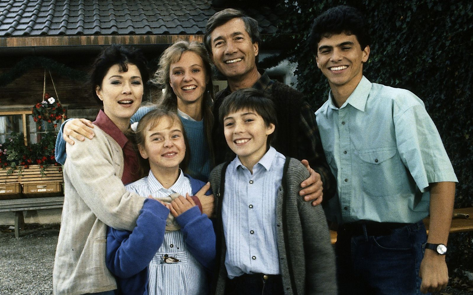 Über Jahrzehnte eine der beliebtesten TV-Serien: Von 1988 bis 2013 begeisterten die Geschichten um Förster Martin Rombach (Christian Wolff, Bild, zweiter von rechts) und seine Familie die Zuschauer. (Bild: ZDF/Thomas Schuhmann/ NDF)