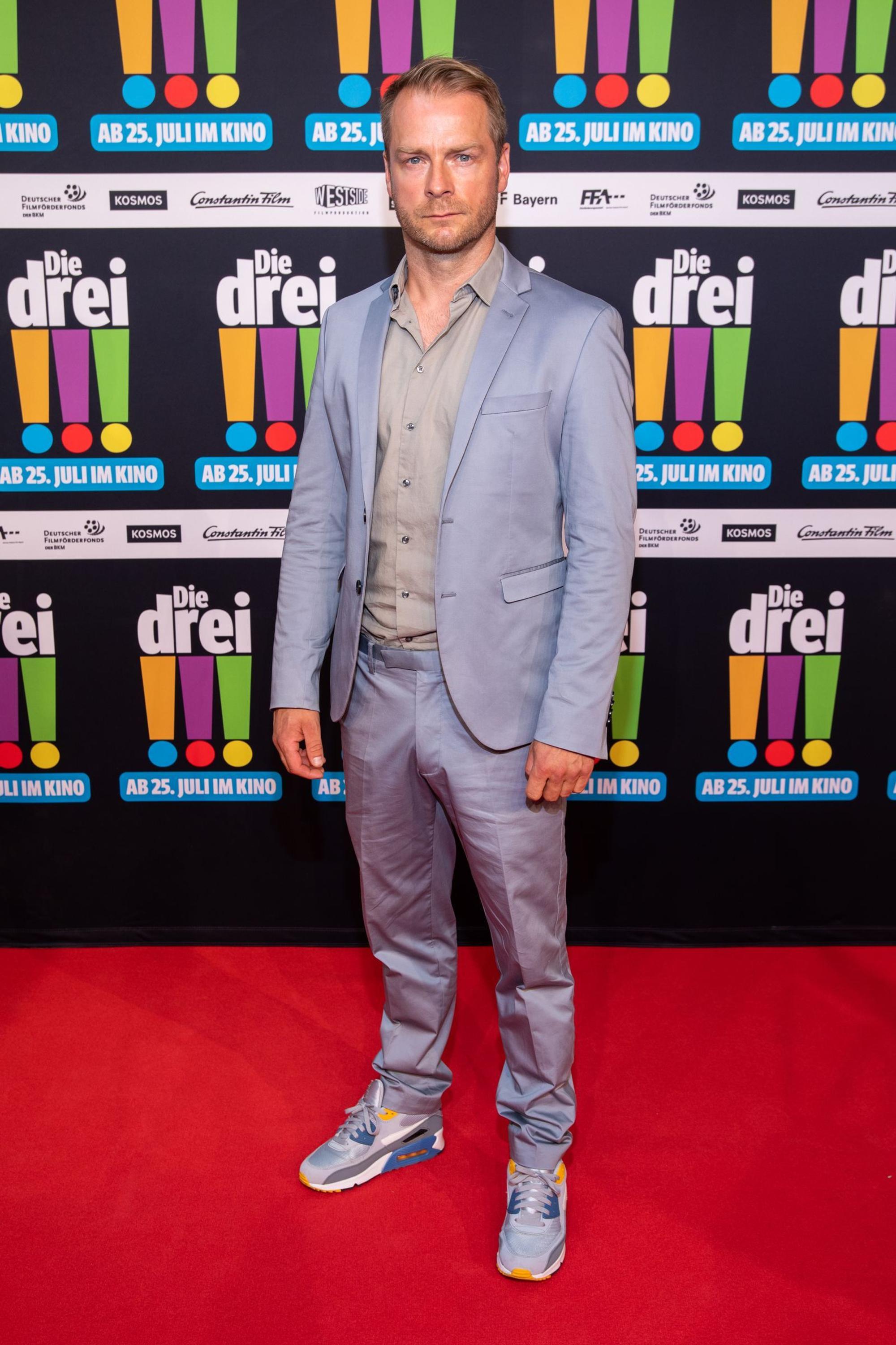 Auf dem Roten Teppich sieht man Hinnerk Schönemann eher selten. Der Schauspieler liebt Stille und meidet Partys. „Bei Smalltalk komme ich schnell an meine Grenzen“, so Schönemann im Interview. (Bild: 2019 Getty Images/Joshua Sammer)