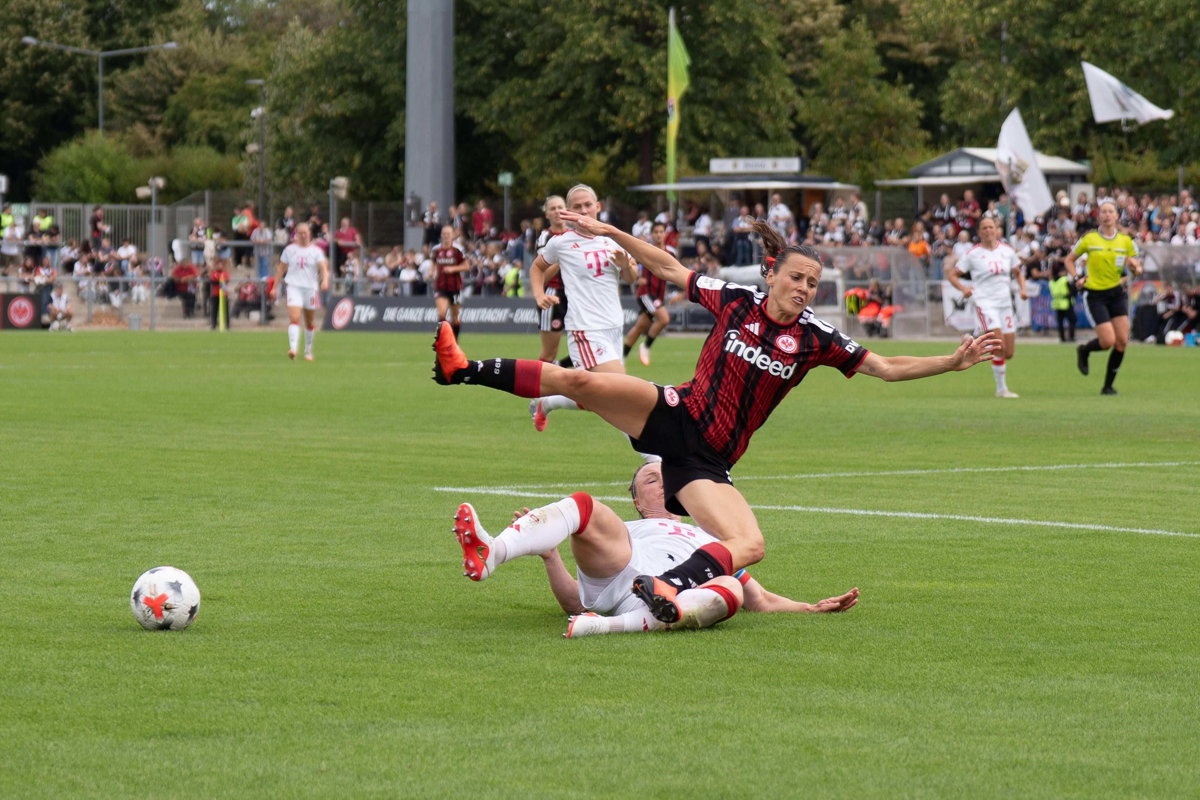 22.08.2026, xhfmx, Fussball Google Pixel Frauen-Bundesliga, Eintracht Frankfurt - 1.FC Köln v.l. Hayley Raso Eintracht Frankfurt, Rückennummer 16 im Duell mit Marina Hegering 1. FC Köln, Rückennummer 33 Frankfurt am Main *** August 22, 2026, xhfmx, Soccer, Google Pixel, Women s Bundesliga, Eintracht Frankfurt vs. 1. FC Köln, Hayley Raso Eintracht Frankfurt, No. 16 goes head-to-head with Marina Hegering 1. FC Köln, No. 33, Frankfurt am Main