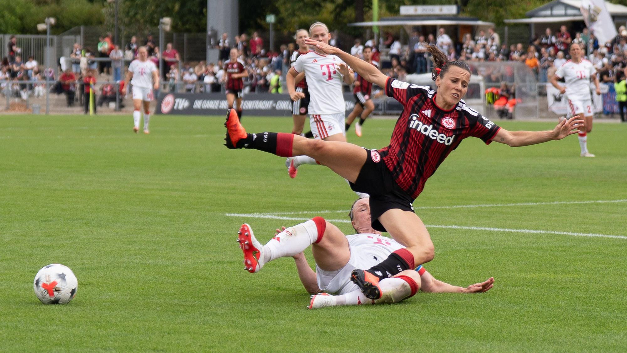 22.08.2026, xhfmx, Fussball Google Pixel Frauen-Bundesliga, Eintracht Frankfurt - 1.FC Köln v.l. Hayley Raso Eintracht Frankfurt, Rückennummer 16 im Duell mit Marina Hegering 1. FC Köln, Rückennummer 33 Frankfurt am Main *** August 22, 2026, xhfmx, Soccer, Google Pixel, Women s Bundesliga, Eintracht Frankfurt vs. 1. FC Köln, Hayley Raso Eintracht Frankfurt, No. 16 goes head-to-head with Marina Hegering 1. FC Köln, No. 33, Frankfurt am Main