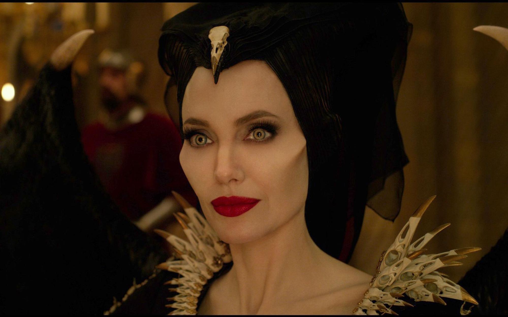Die Fee Maleficent (Angelina Jolie) versucht, beim Abendessen mit Auroras zukünftigen Schwiegereltern Haltung zu bewahren. (Bild: 2019 Disney Enterprises Inc. )