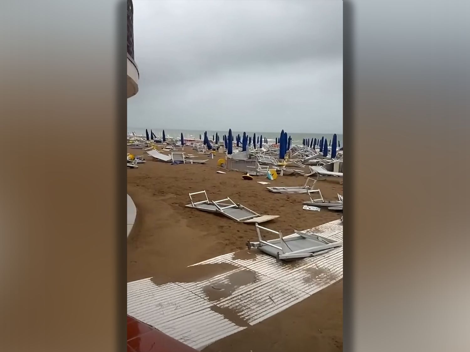 Bilder im Netz zeigen das Ausmaß des Chaos nach dem Sturm am Strand von Lignano.