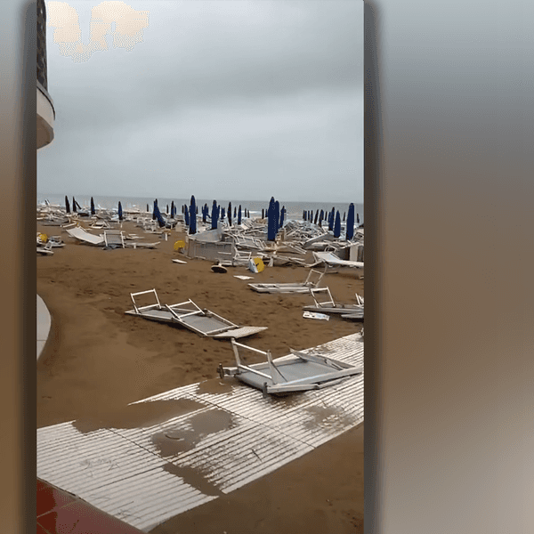 Bilder im Netz zeigen das Ausmaß des Chaos nach dem Sturm am Strand von Lignano.