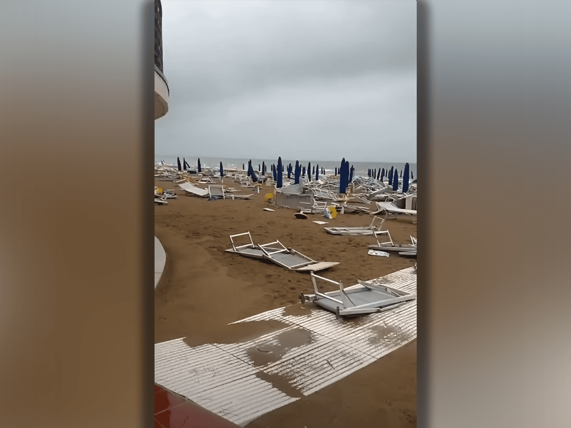 Bilder im Netz zeigen das Ausmaß des Chaos nach dem Sturm am Strand von Lignano.
